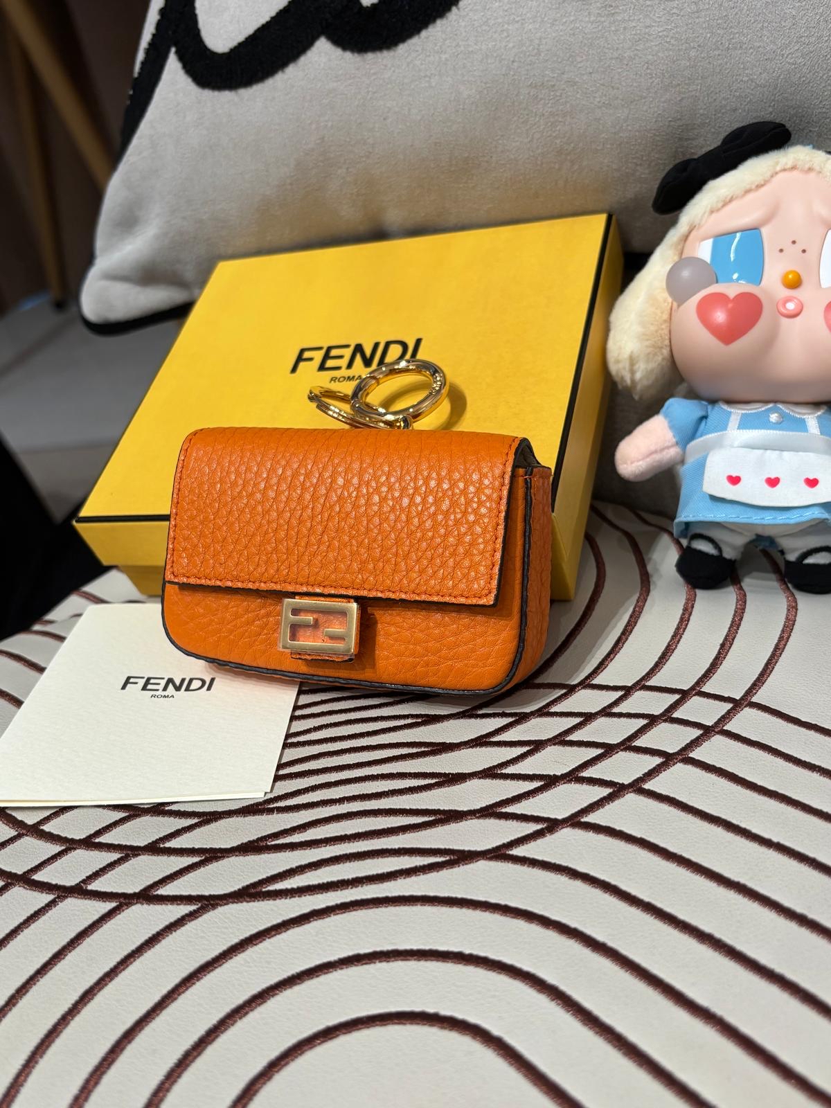 FENDI Nano Baguette Charm迷你法棍,Fendi 小牛皮散子包charm 100%Authentic ,100%new✅dust bag ✅box 