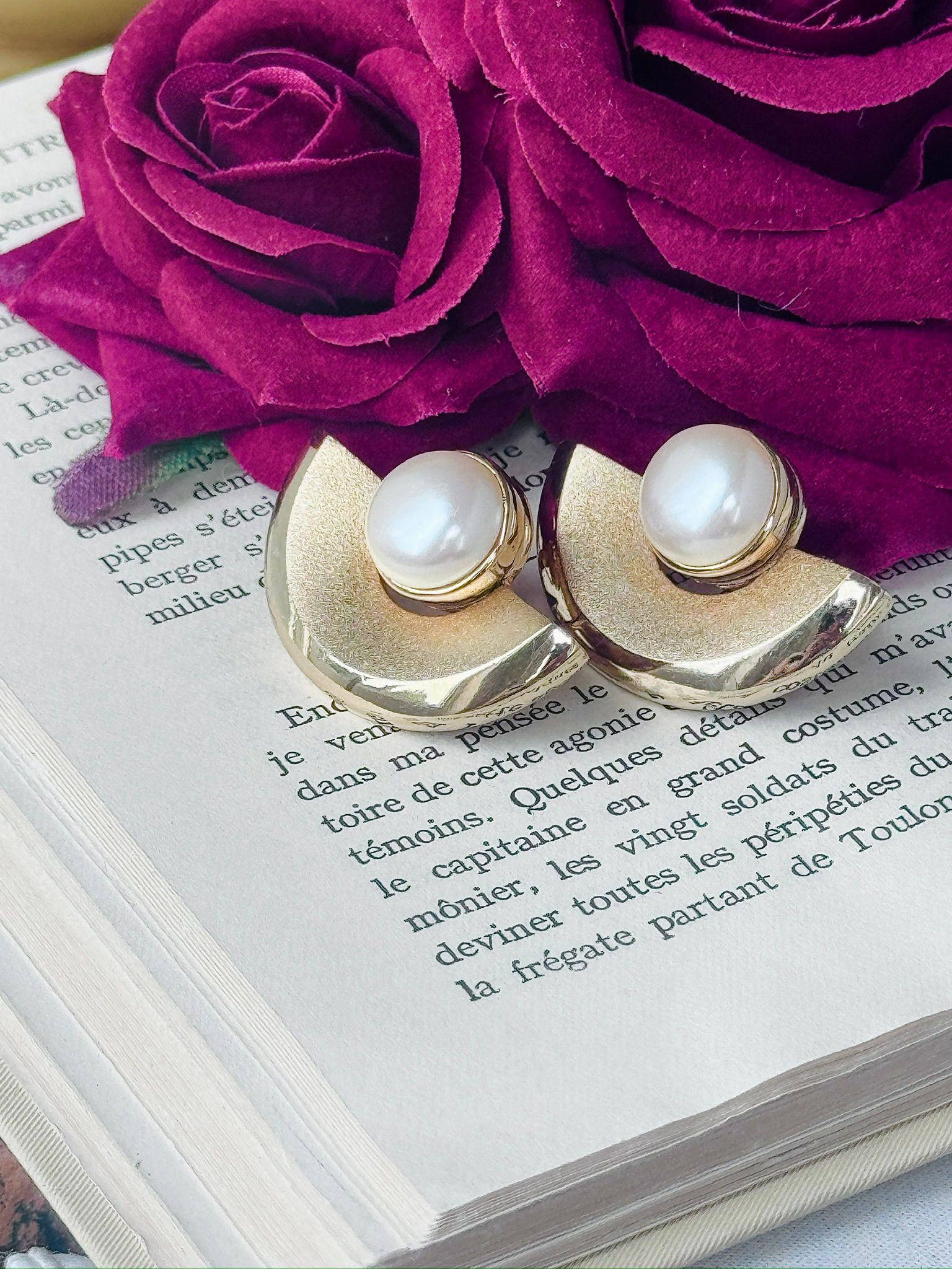Vintage C.a. 1960-70s "Keyes" Pearl Brush Gold Clip Earrings (MT2589-5)