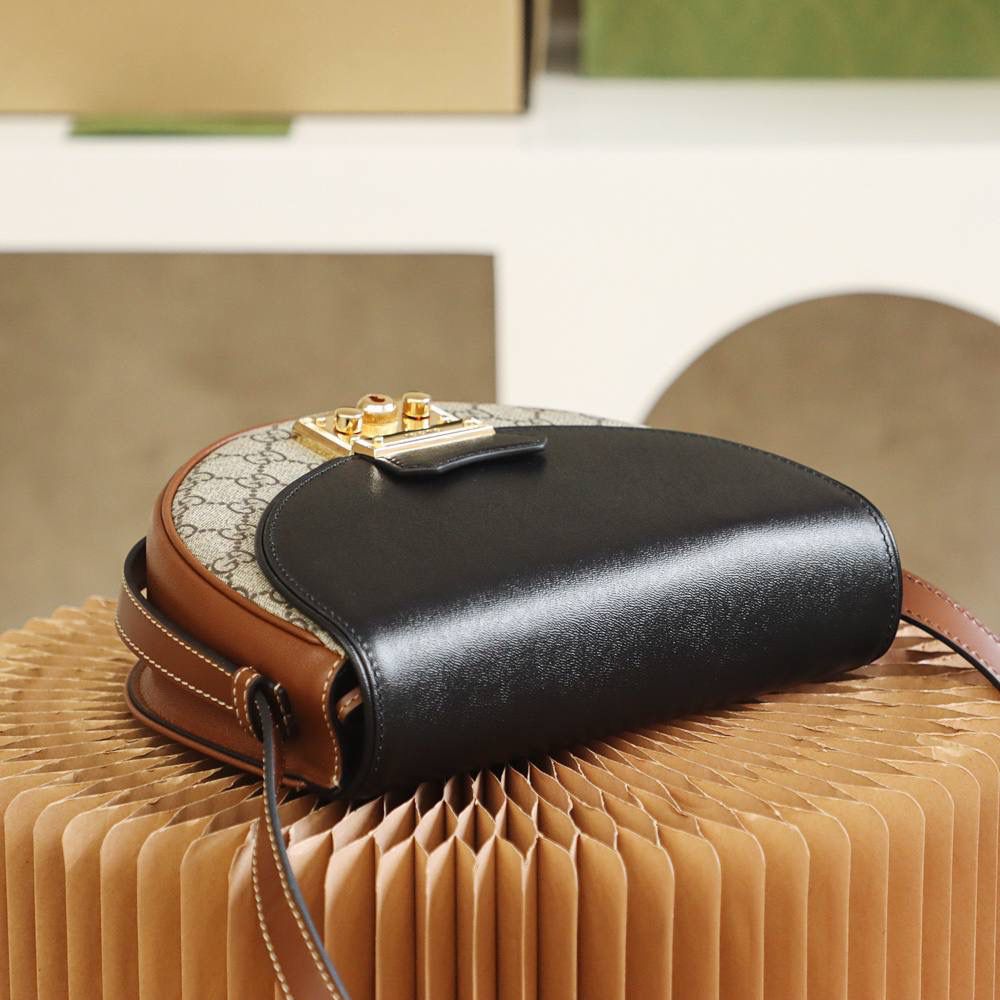 𝙋𝙖𝙙𝙡𝙤𝙘𝙠系列原厂皮#644524#月亮包🌙 ☞尺寸：22*19.5*6.5cm ℙ𝕒𝕕𝕝𝕠𝕔𝕜系列全新推出月亮包造型， 还是一如既往的经典味道，采用月亮造型看起来更加复古有味道，标志性的小锁扣元素，完全不张扬，更加有内涵的样子！ 原汁原味的原材料，加上我们匠心的精神，完全就是诠释了该有的模样！🔥🔥