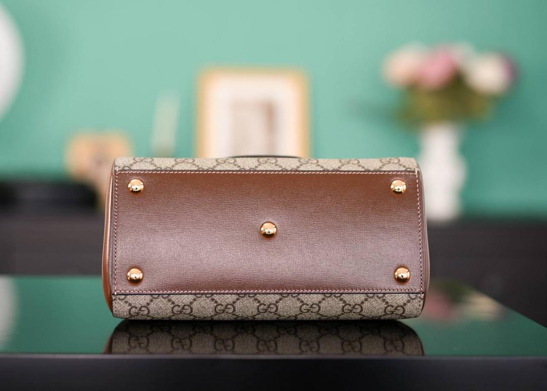 🥯GG Horsebit 1955系列迷你手袋 棕色22cm 正品售价¥23.000 𝑯𝒐𝒓𝒔𝒆𝒃𝒊𝒕系列的浓郁复古气息， 𝐌𝐢𝐧𝐢尺寸显得更加精致小巧别致， 继续采用1955经典棕色原厂皮，除了包身的手提设计，另外配有两个不同风格的肩带，三种不同背法，小巧圆润的包型非常适合亚洲女性，继马鞍包之后的又一个大爆款~ 官方款号 703848 尺寸：22x16x10.5cm