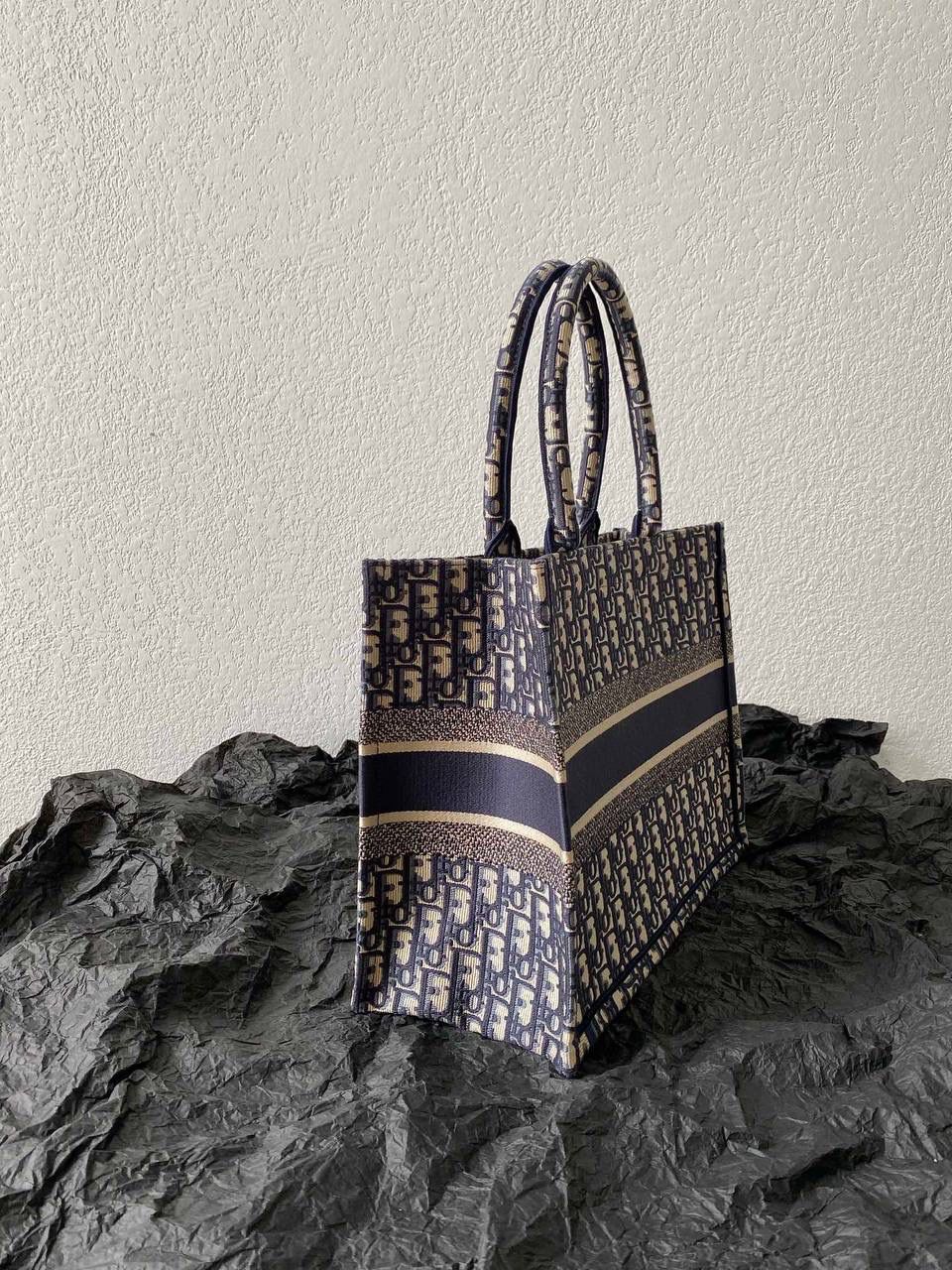 🈶老花蓝，中号 𝗗𝗜𝗢𝗥 𝗕𝗼𝗼𝗸 𝘁𝗼𝘁𝗲 购物袋 火遍大街小巷，席卷整个时尚圈 浓厚的复古艺术气息简直是行走的艺术品 全手工立体刺绣 凹凸有致 超大容量🔥🤩 特别适合想把整个家带出门的姑娘 妈咪袋 公文包 旅行出游好帮手 时髦精人手一只的经典款 36×27×16cm