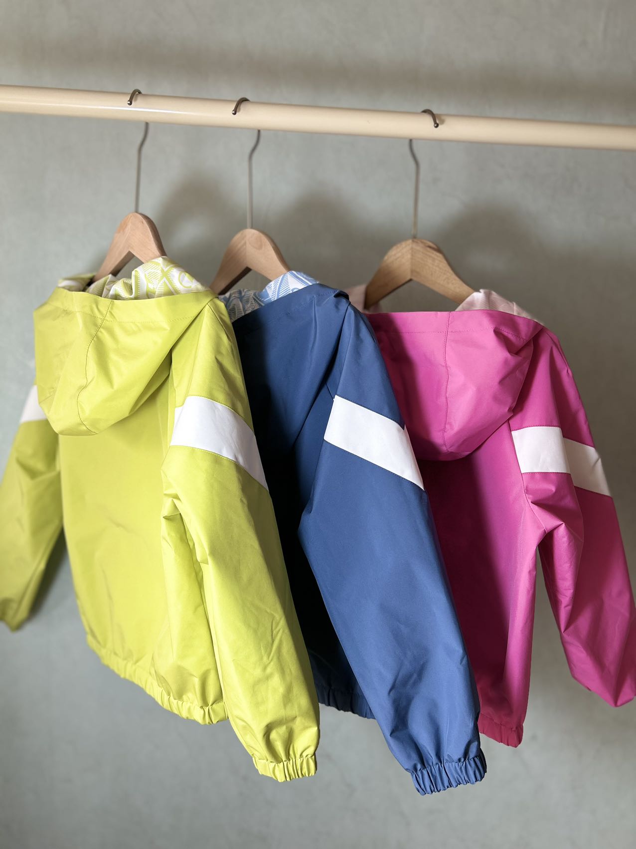 $188件。2件起$180件。3色選擇🐶 HAZZYS 哈吉斯雙面款 2026春季新款男女童兩面穿防護透濕科技連帽外套（26016