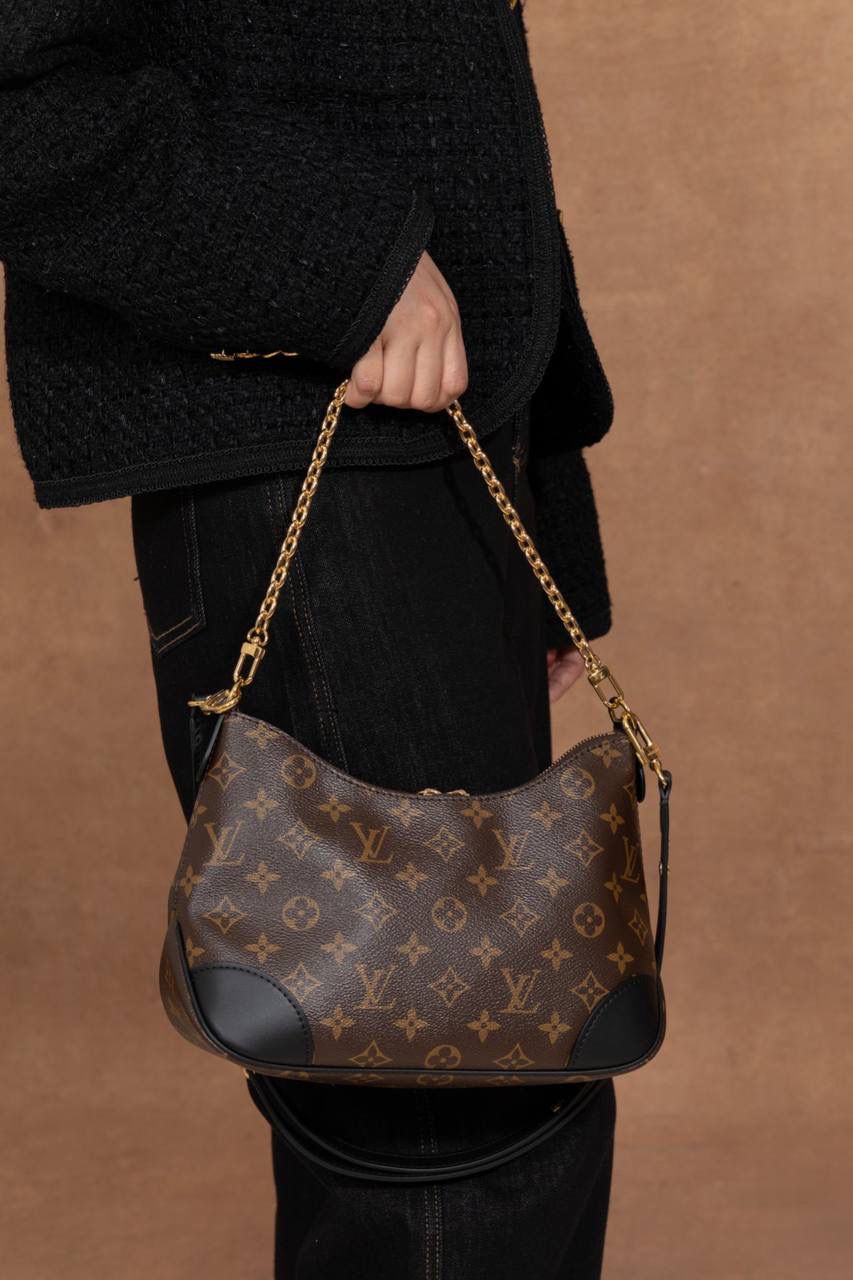 LV BOULONGNE 🥐 爆款之王 🥹 这款真的超火，一看就知道为什么会爆🔥 包型是牛角包，小巧可爱但超级能装，日常出门完全够用。 复古＋时尚的设计，颜值真的很高，怎么背都好看👍👍 肩带可拆又可调，想斜挎、单肩都 OK～ 加上链条马上变腋下包，气质直接拉满✨ Size：29 × 16 × 9.5 cm 好看又实用，真的是必入款 💖