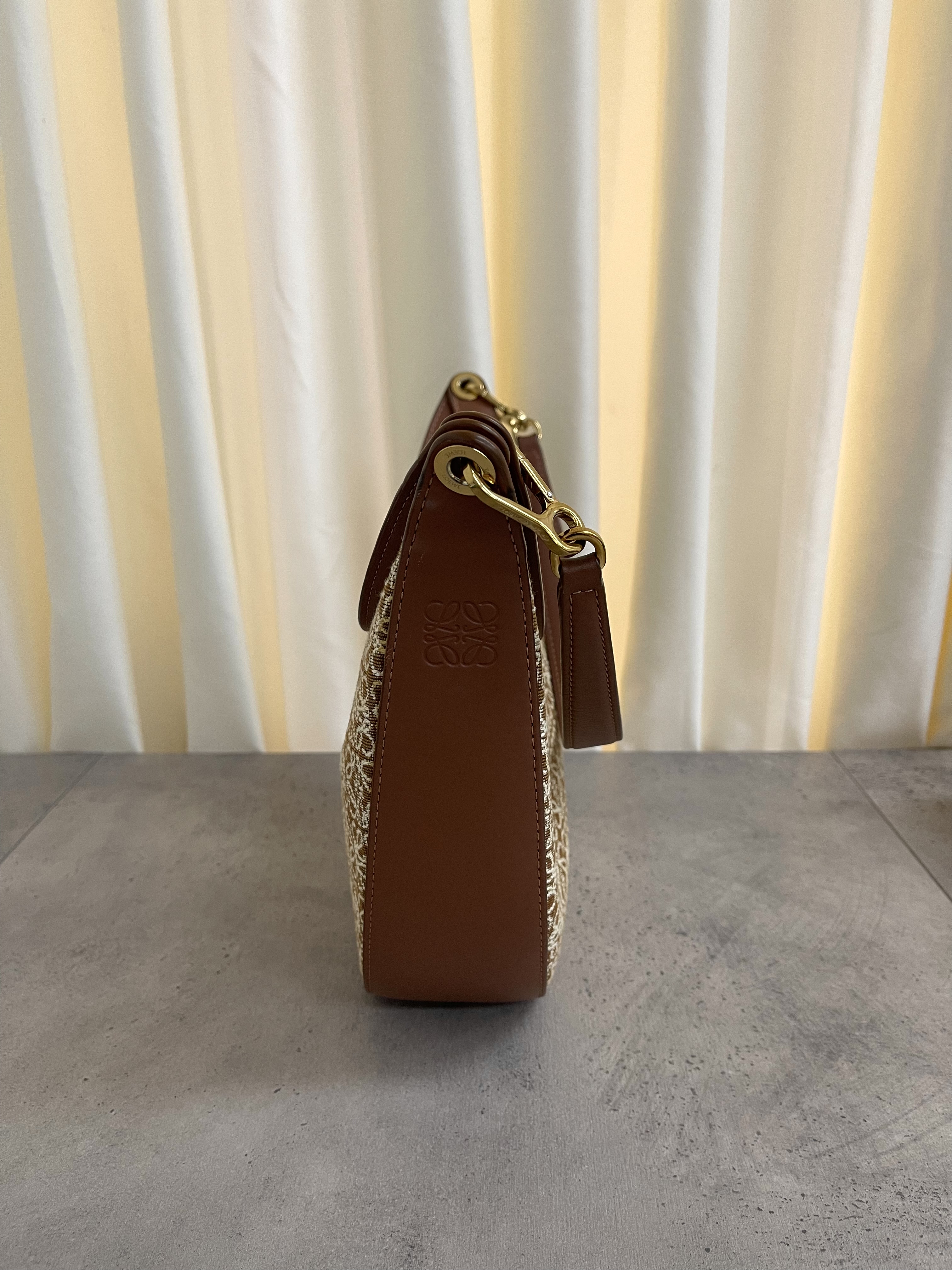 Pre-owned Loewe Luna Anagram shoulder bag/ Product Code: 26012405