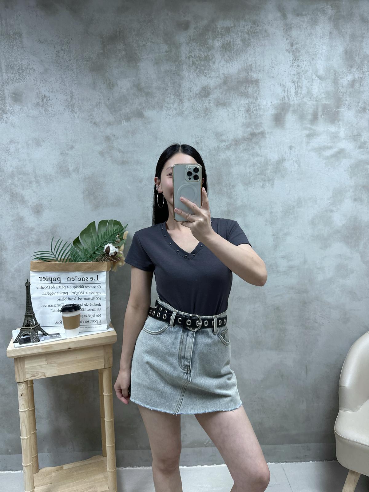 S02 V領鍋釘Tee