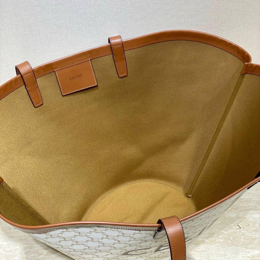 🔥大货实拍图 𝗖𝗘𝗟𝗜𝗡𝗘 ♥ 𝗧𝗥𝗜𝗢𝗠𝗣𝗛𝗘 𝗖𝗔𝗕𝗔𝗦 𝗖𝗢𝗨𝗙𝗙𝗜𝗡 新款米色老花，搭配棕小牛皮和棕色logo，扇形的设计整个包法式随性休闲风情中带一丝优雅💃型号：196262 尺寸：67*30*19cm