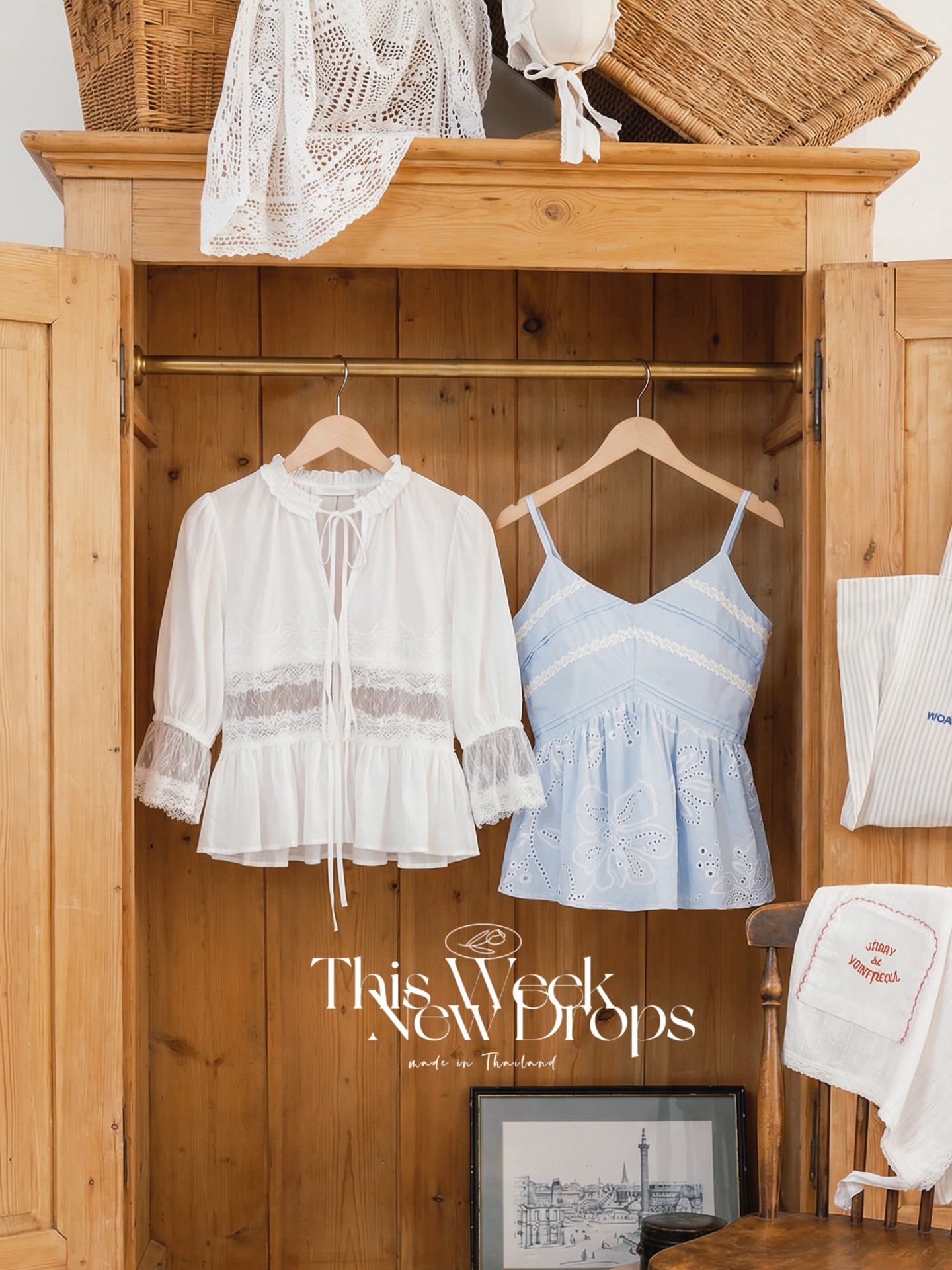 天藍色刺繡吊帶背心