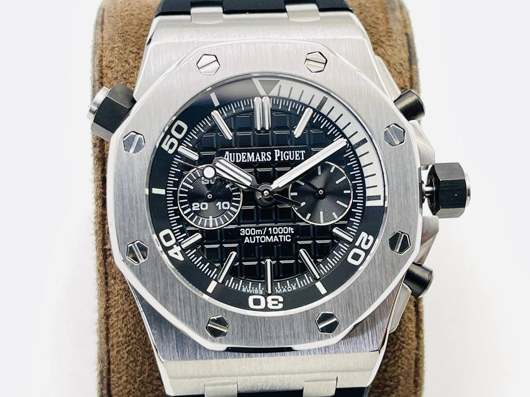 爱彼A P皇家橡树系列水果腕表！ 型号：26703 跑秒计时自动机械男表！搭载原版cal.3124机芯 直径：42MM！ 1⃣️表壳材质选用的904L精钢，经过CNC一次成型锻造了42MM的表径，表壳在经过拉丝工艺多次打磨抛光后做到了无懈可击，包括螺钉也一致还原！ 2⃣️表盘字面格纹错落有致，立体感很强。刻度线粗细程度以及长短均与正品保持一致。条钉时标内部填充超强夜光材料。两组小圆盘对称分布，就像两只小眼睛。盘面内有一圈一圈的放大环，细节处理很到位。 3⃣️橡胶表带表面的磨砂质感很强.采用无味不沾灰尘的进口橡胶，只为提高佩戴的舒适感！ 4⃣️前后玻璃都采用蓝宝石水晶镜面玻璃，镜面通透性也很强。这款腕表采用3124机芯，做到了外观和正品的极其相似，走时精准稳定！