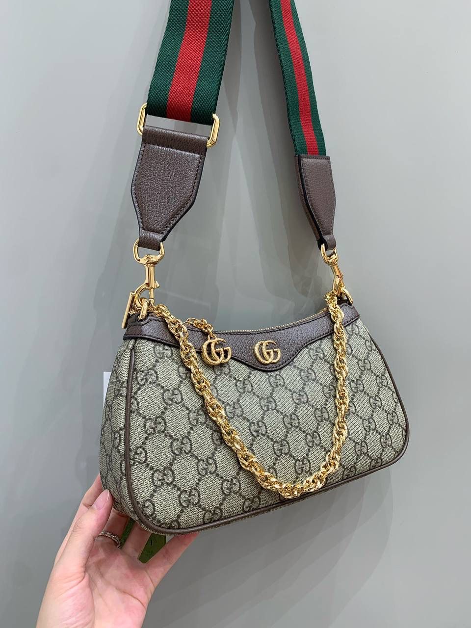 新背景实拍正品级 。Gucc1 ophidia双G链条包（最高版本） 双G版本更好看，确实是很耐看，即使这么久了，现在来看依旧是好看的，还是很想入手的经典款，没想到一向保守的Ophidia系列，现在居然会加上小可爱双G这种元素，居然也不会别扭，反而增加了一些可爱感！💕👜 型号 735132双G 尺寸25/15/6cm