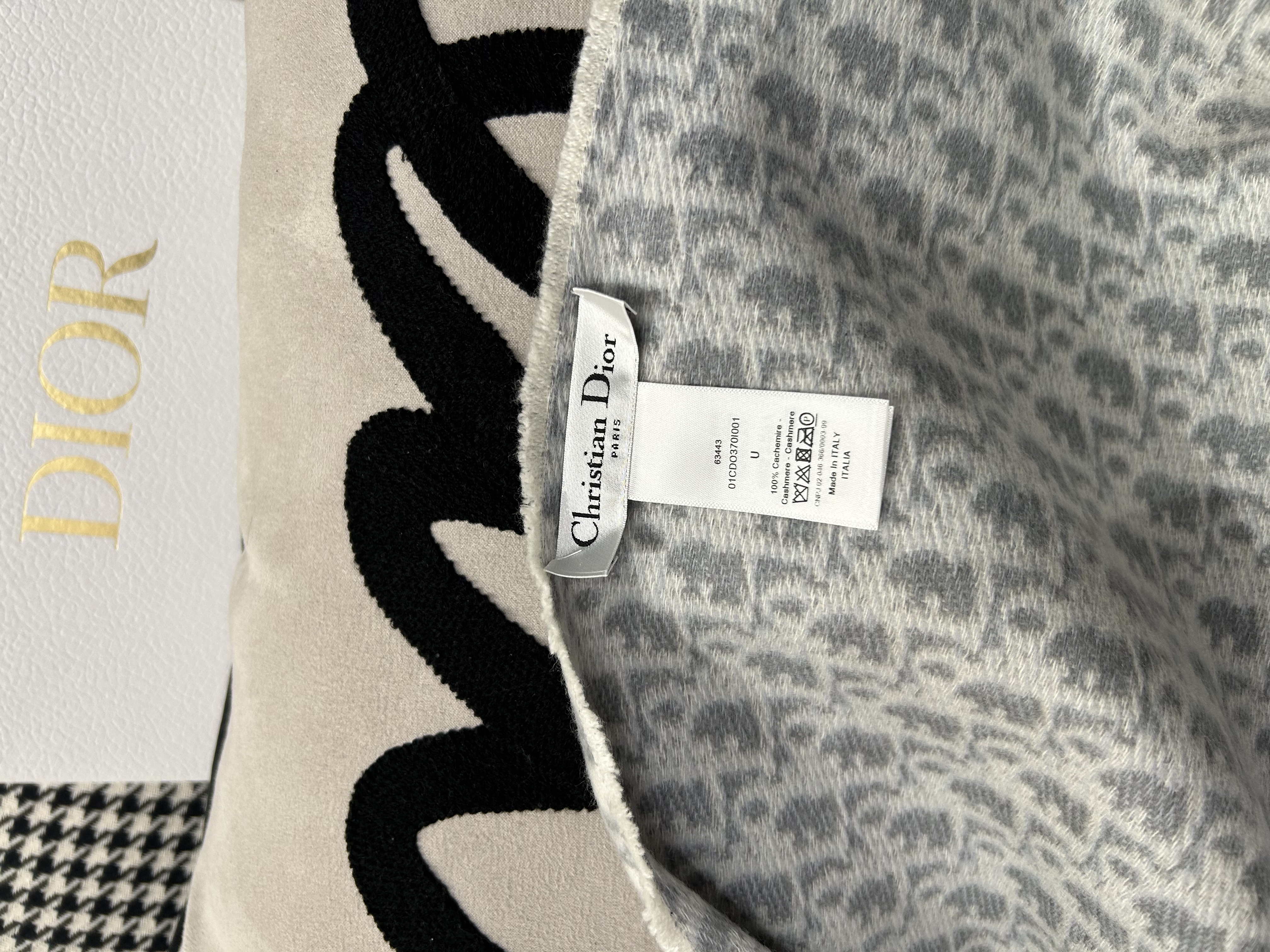 Dior 披肩圍巾 100%Authentic, 99%New ✅Box