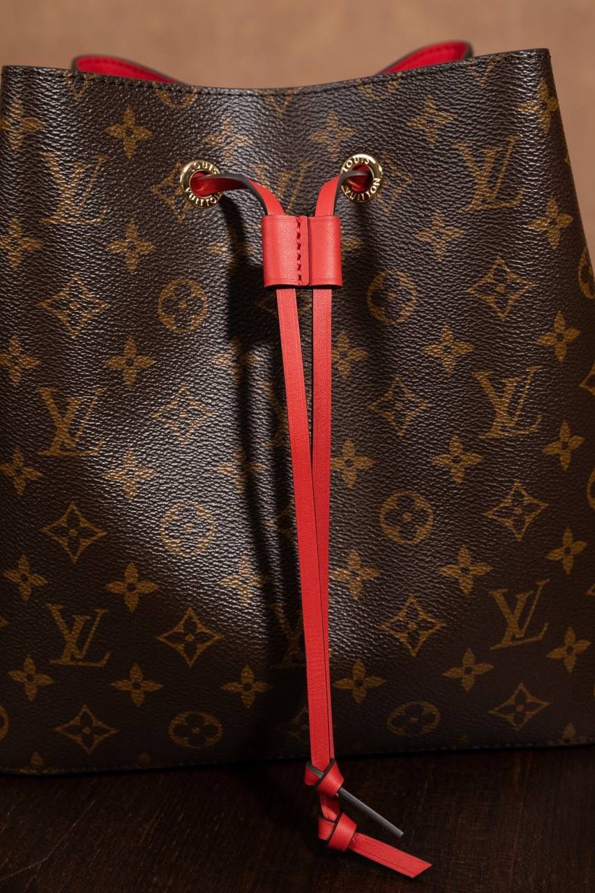 LV水桶包🎀 尺寸 26×26×17.5cm▪️ 这是很多人入门都会选的经典款，超受欢迎！原本在 1932 年是用来装香槟的酒袋，现在变成超时尚的水桶包，经典到不行，被叫“经典之王”一点都不过分😍💯