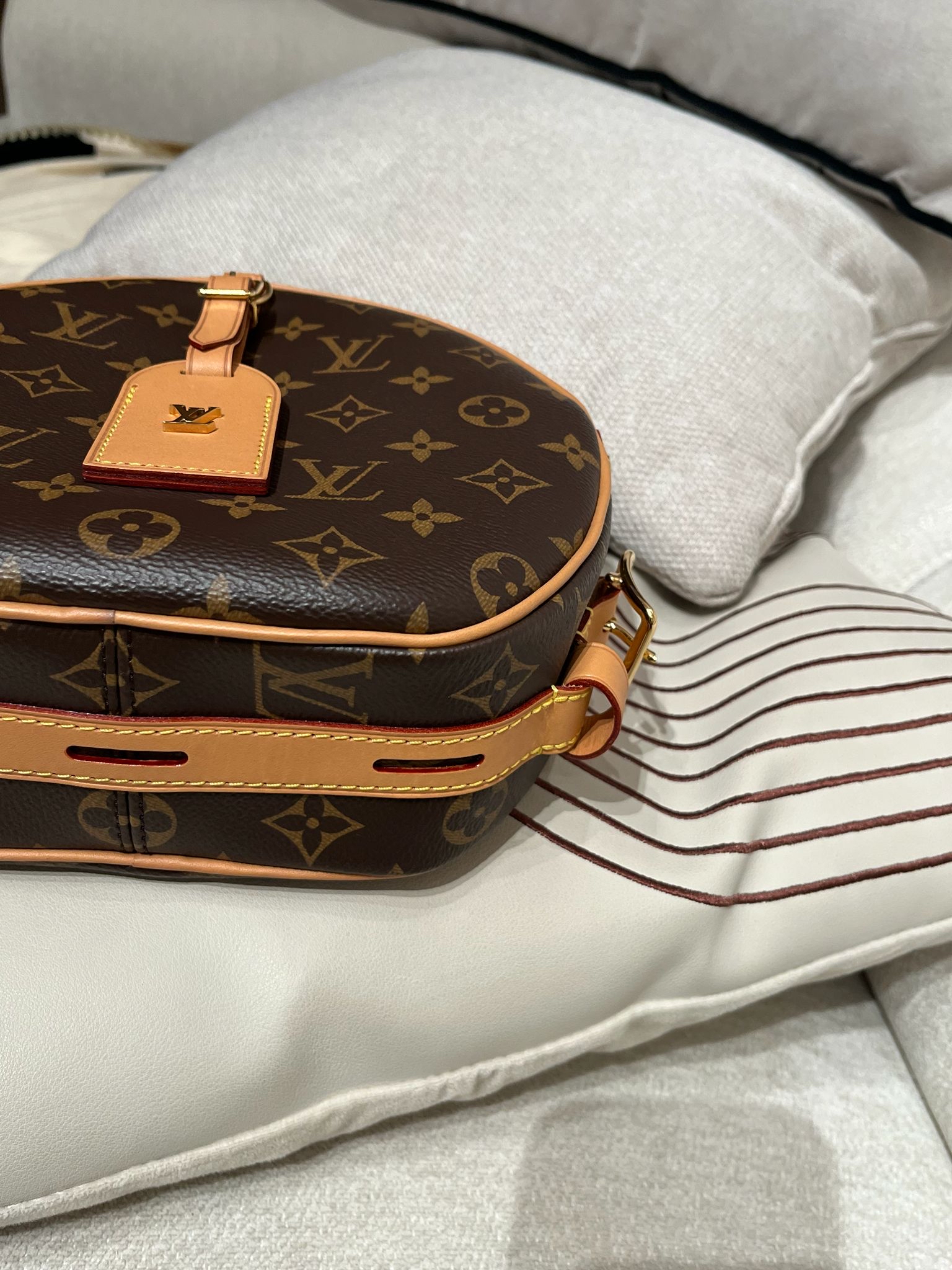 Lv Boite Chapeau Souple MM monogram crossbody bag  100%Authentic,99%new ✅tap ✅dust bag ✅box