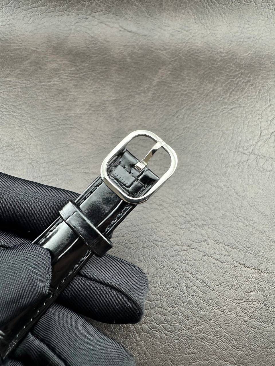 PP➕ Factory2025新品首发｜百达5738系列 68克配重版 复刻经典，更胜经典——GOLDEN ELLIPSE 黄金椭圆腕表重磅登场！ ✅ 黄金分割美学重塑：遵循1:1.6181经典比例，34.5MM×39.5MM椭圆表径搭配7.7MM纤薄厚度，复刻古典韵味与佩戴舒适度。 ✅ 316L精钢表壳：介于圆形与矩形之间的别致椭圆轮廓，还原原版线条张力，质感细腻出众。 ✅ 3D立体云贝母表盘：专属浮雕打印工艺，折射神秘深邃光泽，告别市面暗淡平庸款，上手自带高光。 ✅ 定制进口小牛皮表带：21X16尺寸对版原配，搭配同型椭圆表扣，与表壳设计遥相呼应，贴合手腕更显格调。 ✅ 9015精准机芯：走时稳定精准，兼顾实用性与耐用性，日常佩戴无压力。 PP➕不做“远观款”，只为呈现最接近原版的真实佩戴体验——从细节质感 to 上手触感，每一处都经得起近距离审视，让经典韵味在腕间完美延续！