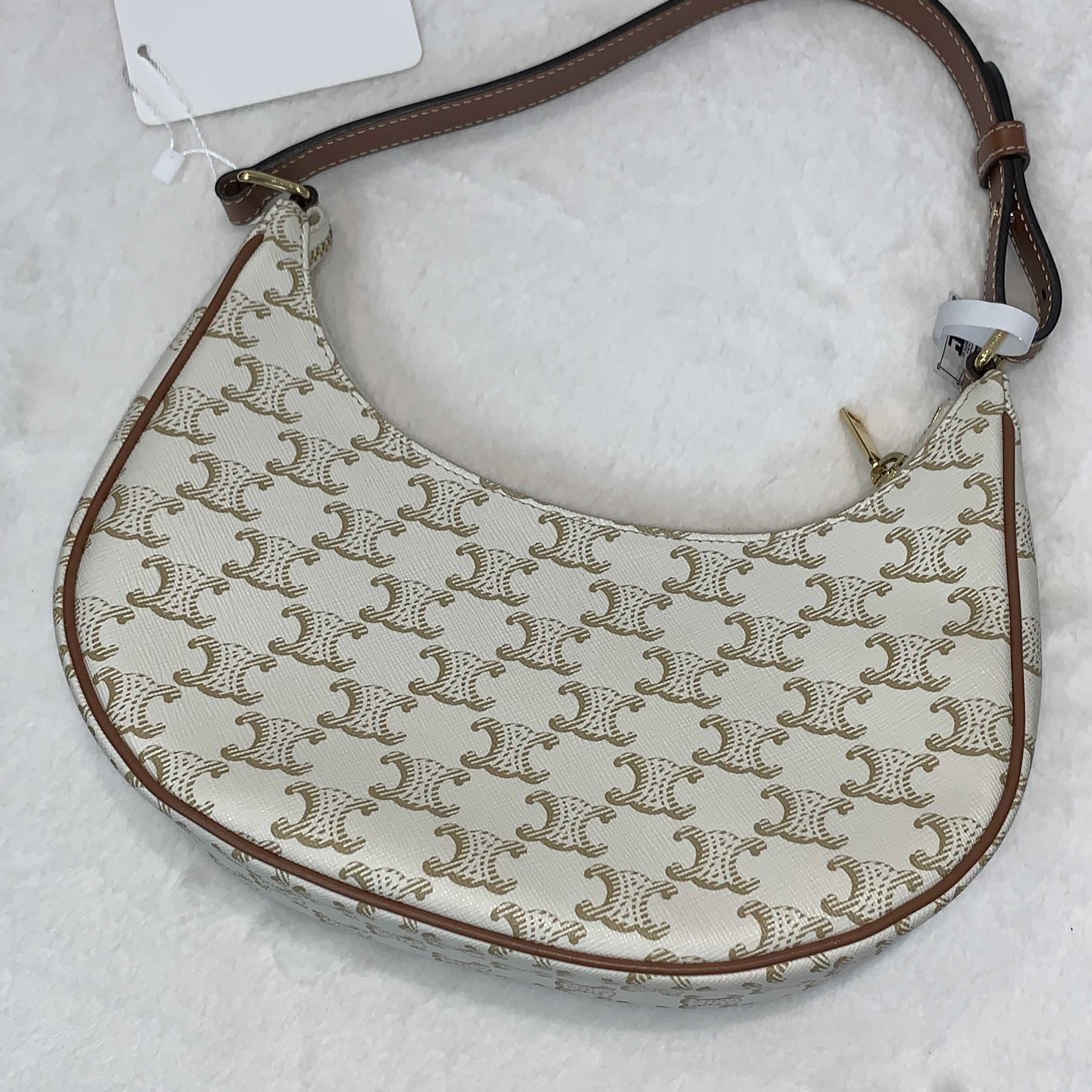 celine triomphe ava凱旋扣腋下包 