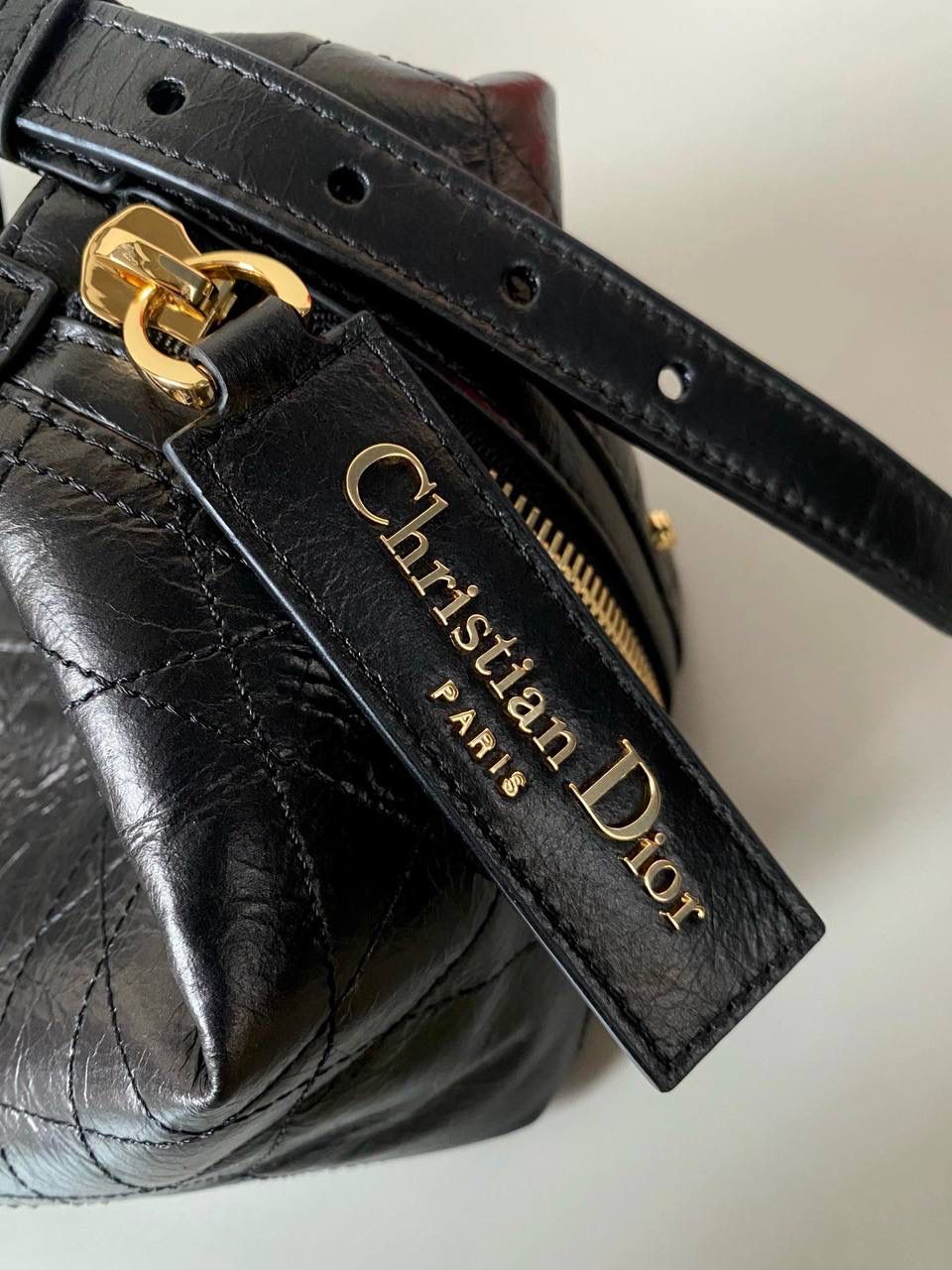 🈶黑色 𝐃𝐢𝐨𝐫 𝐃-𝐣𝐨𝐮𝐫𝐧𝐞𝐲手袋 不会还不知道吧？火出天际了姐妹们 今年 𝙳𝚒𝚘𝚛真的在松弛感这件事情上做到了极致 新款D-journey我直呼一个绝 难买程度不亚于保值系列，夸大了说哈哈 随性又高级的街头感，一改往日的嗲味 关键还是它的多功能肩带 三种背法都好看 俩侧口袋搭配的大号皮质拉牌更彰显个性 以复古金属𝘤𝘩𝘳𝘪𝘴𝘵𝘪𝘢𝘯 𝘥𝘪𝘰𝘳标识做点缀 既有装饰元素又实用 中号：33×16×15cm 小号：25.5x14.5x14cm