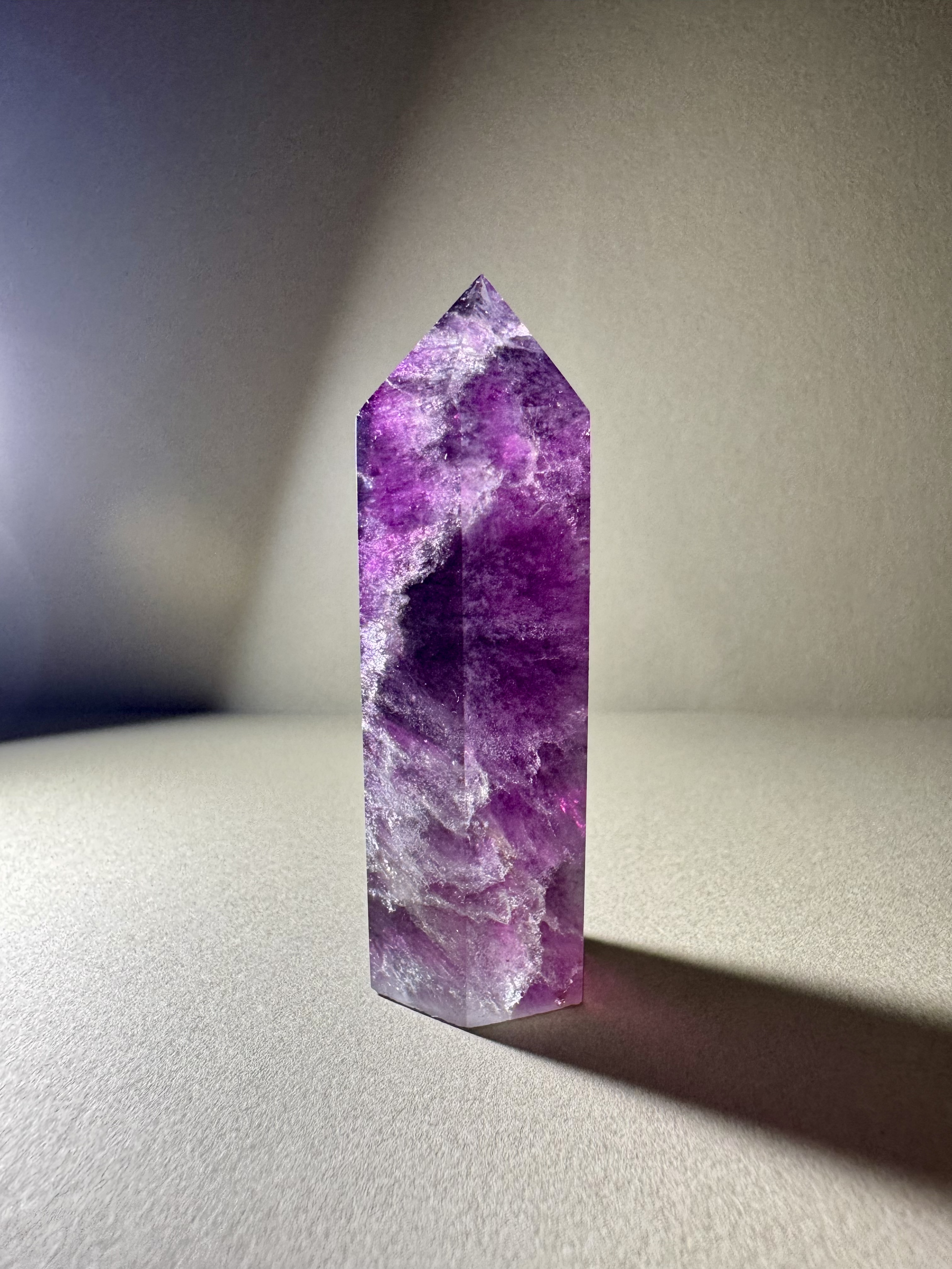 天然水晶柱 － 紫綠分層冰飄海浪紋螢石