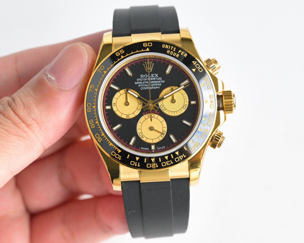 18k包金 现货供应 ROLEX-劳力士迪通拿系列 GTC中国国检检测证书，联网可查！一档调时 计时秒针 3字位9字位小针 功能原装一致！表壳原版开模，表盘尺寸40mm。厚度目前市面上最接近原装的 陶质实心外圈连计速刻度（采用真陶瓷工艺 刮不花 永不退色 质感和正品一致）功能盘字体和盘面logo采用叠加印刷工艺，从侧面观察会有微微隆起之感。盘面的底色纹路经过无数次过滤改正，确保百分百吻合与原装。其上的劳力士金属LOGO单独开模，无论是立体感还是圆润度均可PK原装 易读Chroma light夜光显示 配长效夜光物质。表镜平形蓝宝石水晶玻璃 抗刮损，效果绝不重影，吻合正品。⚠⚠六字位正品一致的有防伪的小皇冠👑（注意细节）表扣采用进口精钢1:1散件打磨而成 拉沙内侧 腐蚀劳力士钢印 外置正品一模一样的表扣保险环，完美在每一个细节！