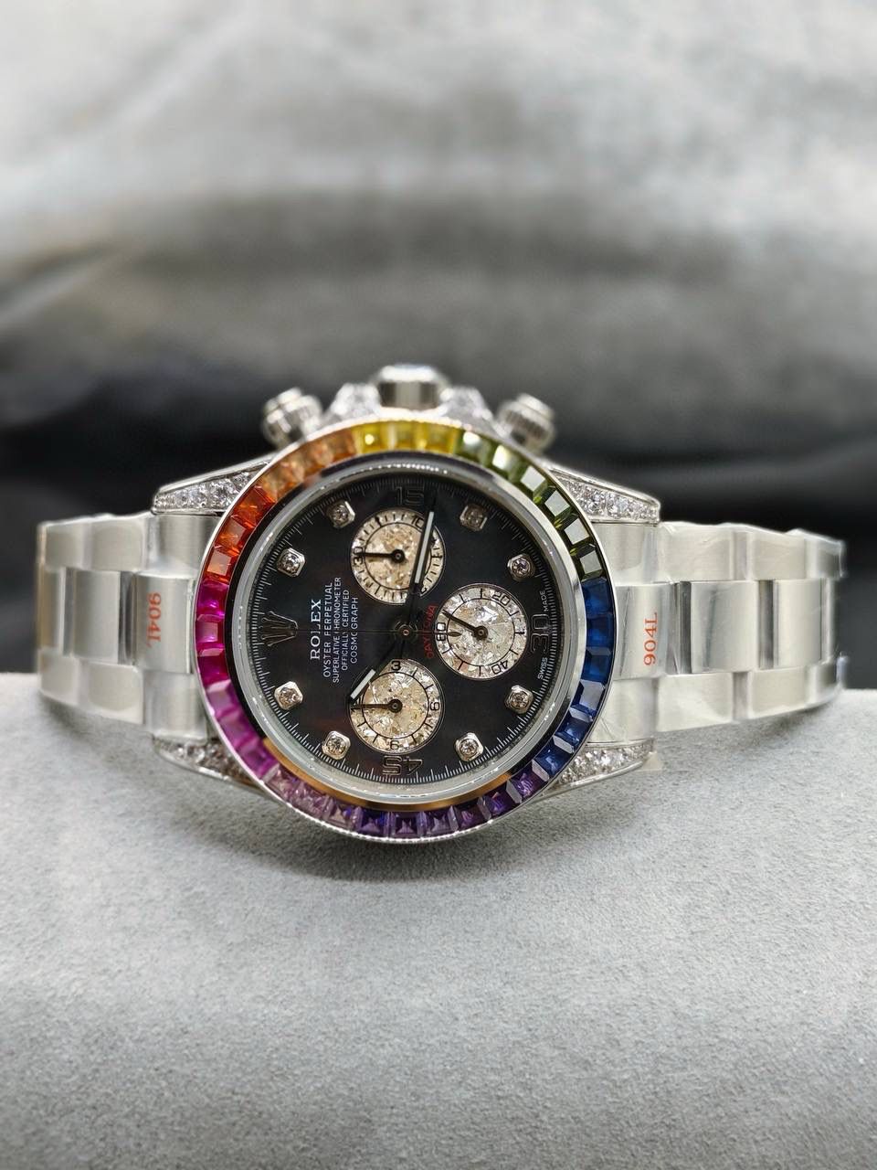 劳力士 ROLEX 迪通拿系列 🎮宇宙计时型迪通拿40系列——904精钢 1⃣️采用天然藏青贝母面双重真铂金小眼，每一张都精挑细选，秒杀其它现有版本的细节和做工！ 2⃣️厚度12.4mm，🎮 采用7750机芯，一档调时，中间不再有日历空档，计时功能一切正常使用！ 3⃣️超级904钢材质，蓝宝石镜面！每个细节都做到了极致！欢迎品鉴！🎮