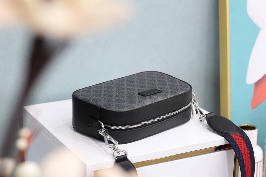 #原厂正品皮#574886 尺寸：24*14*7cm 在虎头相机包的爆款的基础上 新增加相机男士新成员，这次以往不同的是采用了黑色双G面料，让一个中性男女可用的相机包立马呈现了男士阳刚之气，上身帅气十足却又不失时尚大方的气质，蓝配红织带的搭配，让整个包有了时尚感，男士们的首选！推荐入手！成熟而稳定的高端技术，让整个包散发出娘胎里该有的味道！🔥🔥