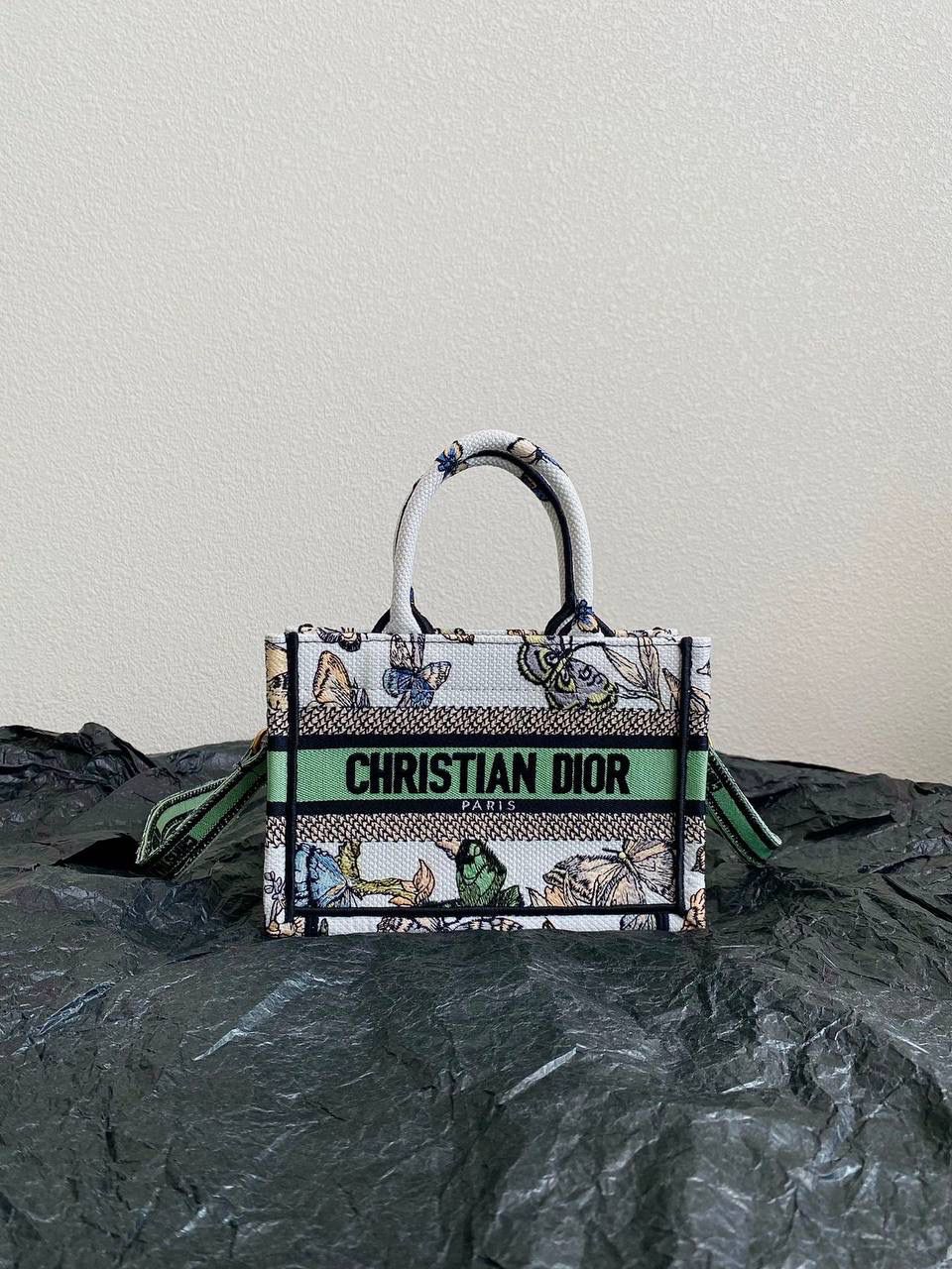 🈶绿色蝴蝶迷你 𝗖𝗗 𝗕𝗼𝗼𝗸 𝗧𝗼𝘁𝗲 24圣诞限定🎄 圣诞季这一波𝗗𝗜𝗢𝗥真的稳赢 浪漫的蝴蝶刺绣 象征着自由和转变 高级的配色 精致的造型与细节设计，无不透露出一种温柔而魔法般的美感🎀 呜呜真的太好看了，姐妹们必冲！ 21.5×13×7.5cm