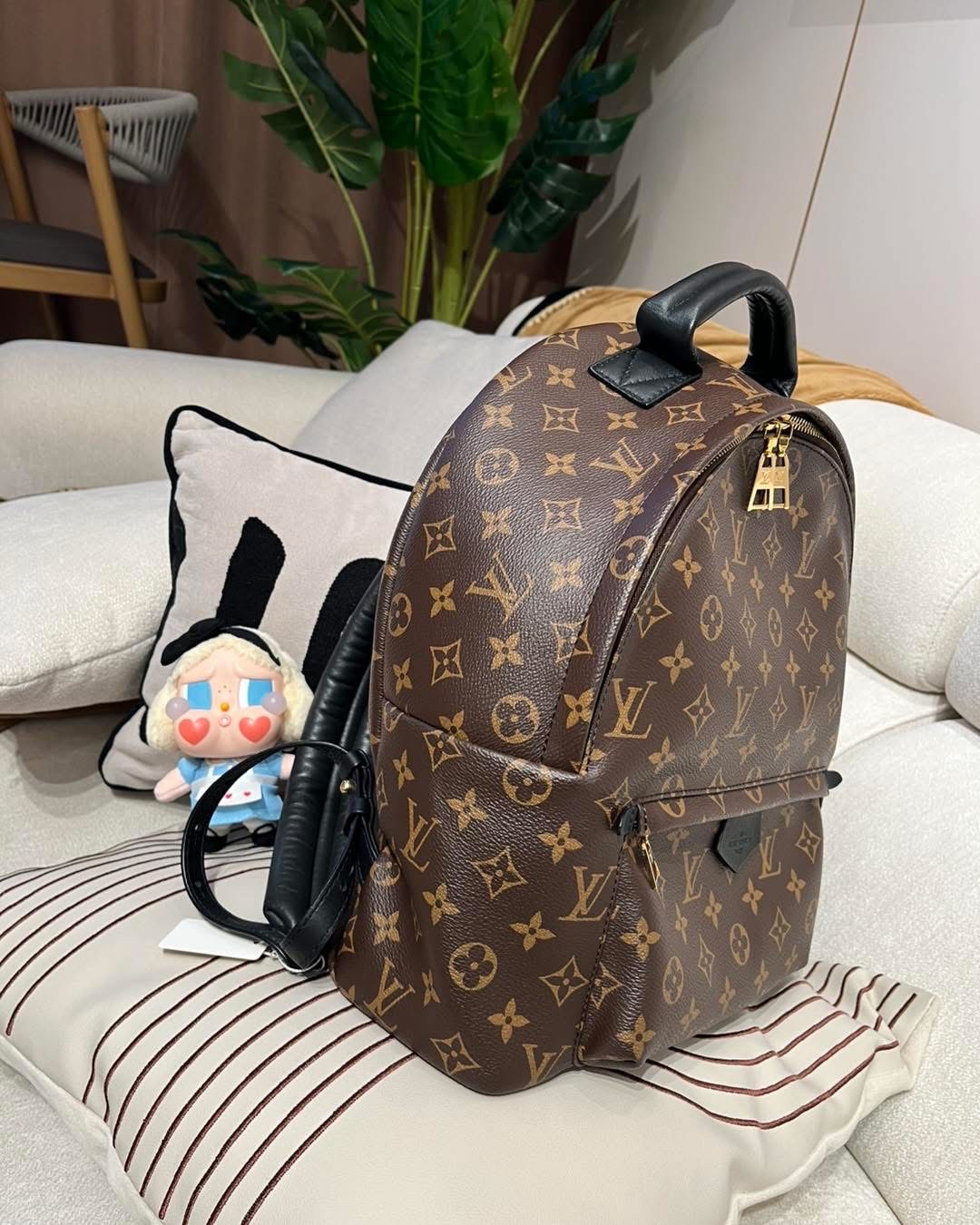 Lv backpack palm springs mm 100%Authentic ,98%new✅dust bag ✨  專門店售價 $ 22,900