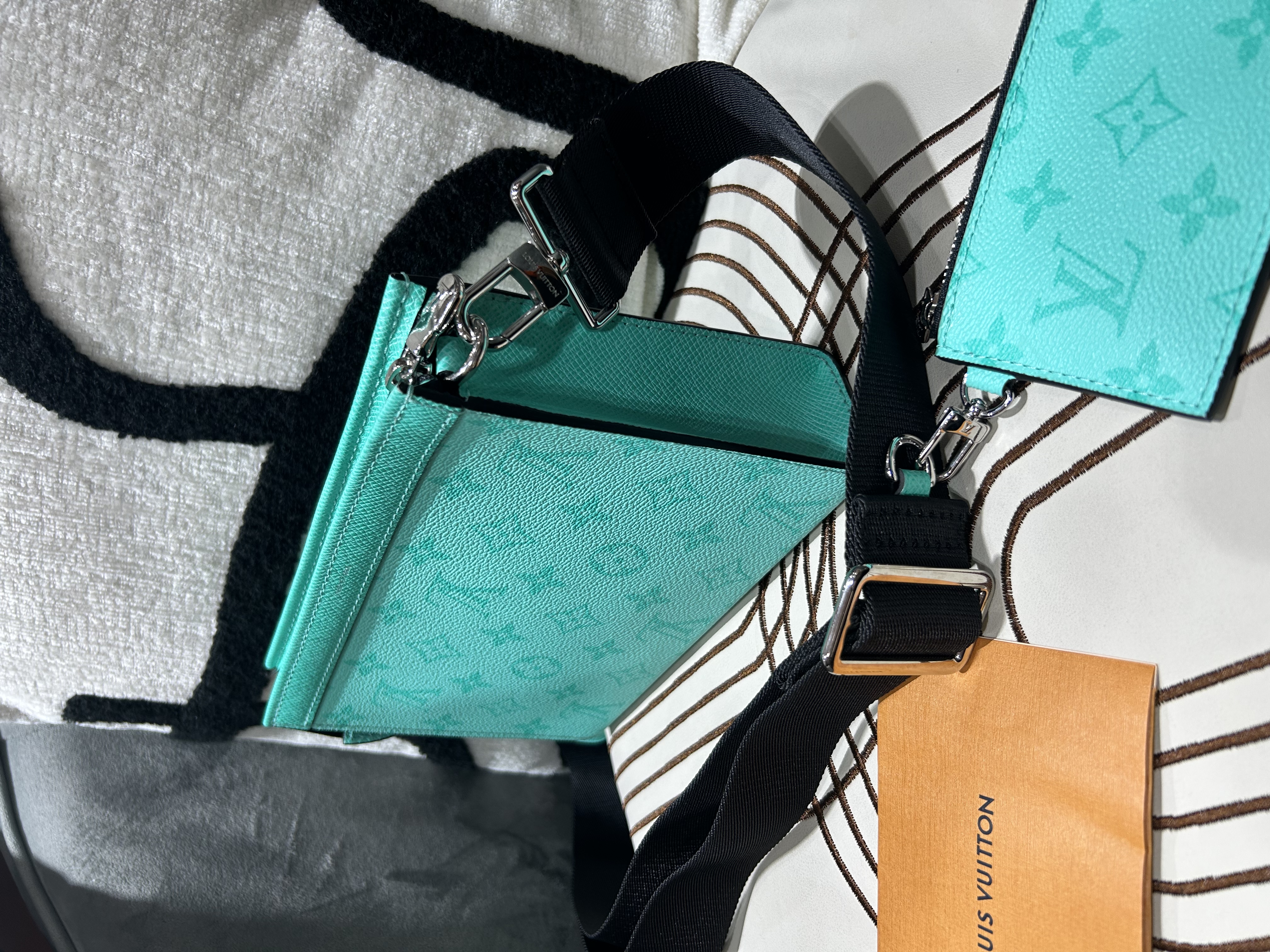 LV Taigarama Gaston Wearable Wallet Shoulder Bag M30934 限量色100%Authentic,  99new ✅專門店收據✅nfc✅ zip pouch ✅塵袋✅肩帶