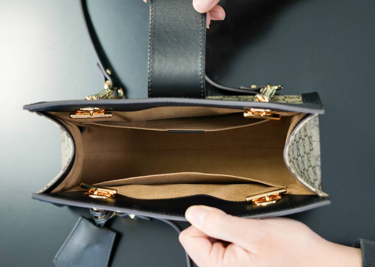 🥯Padlock系列GG小号肩背包 老花黑色 26cm 休闲、随意、有范 且非常大牌的款真的非Padlock这款购物袋不可 通勤风，小号容量也非常OK 包身轻便，非常适合上班族！ 官方款号 498156 尺寸：26x18x10cm