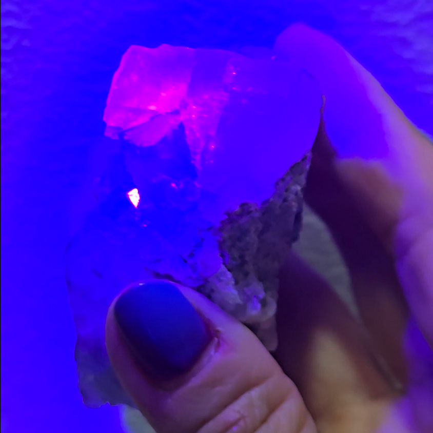 Cubic fluorite with UV-reactive calcite - FL216