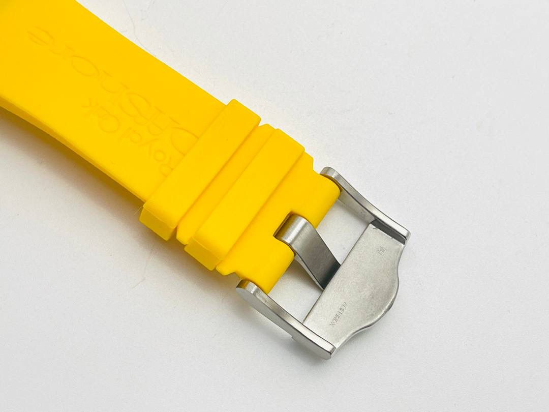 爱彼A P皇家橡树系列水果腕表！ 型号：26703 跑秒计时自动机械男表！搭载原版cal.3124机芯 直径：42MM！ 1⃣️表壳材质选用的904L精钢，经过CNC一次成型锻造了42MM的表径，表壳在经过拉丝工艺多次打磨抛光后做到了无懈可击，包括螺钉也一致还原！ 2⃣️表盘字面格纹错落有致，立体感很强。刻度线粗细程度以及长短均与正品保持一致。条钉时标内部填充超强夜光材料。两组小圆盘对称分布，就像两只小眼睛。盘面内有一圈一圈的放大环，细节处理很到位。 3⃣️橡胶表带表面的磨砂质感很强.采用无味不沾灰尘的进口橡胶，只为提高佩戴的舒适感！ 4⃣️前后玻璃都采用蓝宝石水晶镜面玻璃，镜面通透性也很强。这款腕表采用3124机芯，做到了外观和正品的极其相似，走时精准稳定！