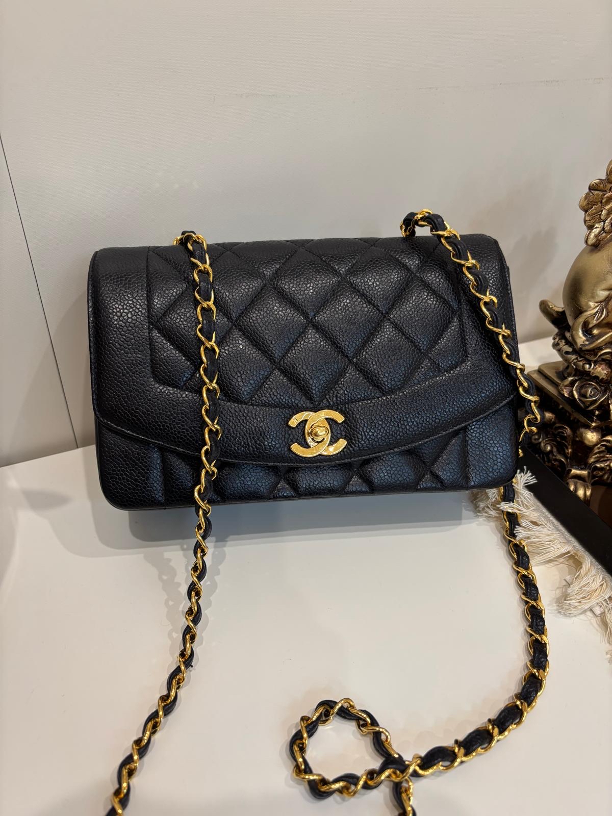 Chanel Diana Flap Bag 黑色荔枝牛皮金扣 100%Authentic, 95%New ✅Card ✅Dust bag✅Box