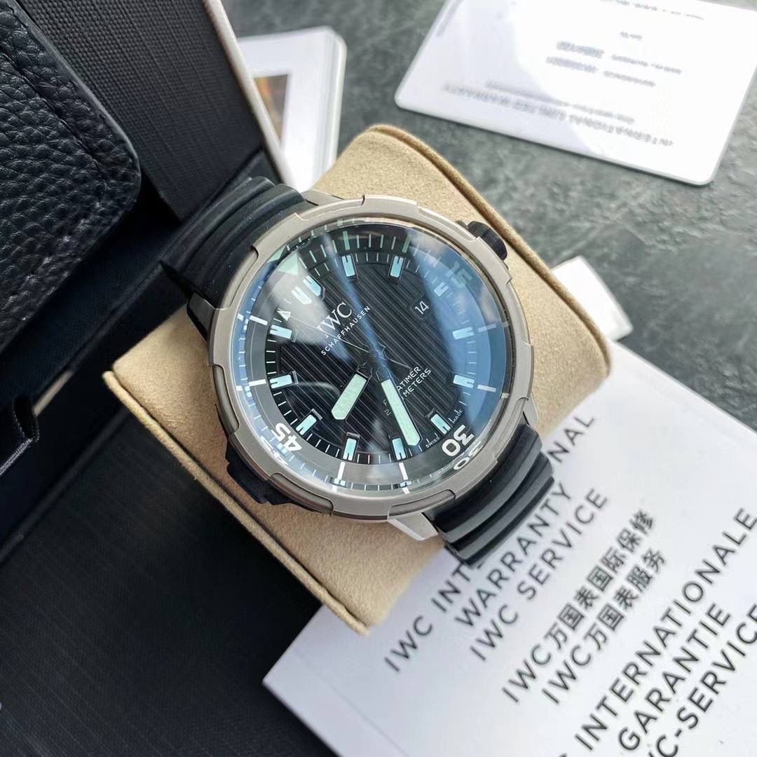 最新款上即将来袭，海洋王者不止水鬼，深海之星万国海洋时计2000自动腕表——只为男人制表！ 专为潜水员及潜水爱好者打造顶级潜水仪器，即使是对于极端的水下作业也不在话下，表壳直径46mm，以钛金属打造。腕表采用一枚造型精美的穹形蓝宝石水晶玻璃表镜，富有机械感的齿轮形表冠，黑色橡胶表带！机芯采用亚洲超级稳定的Aisa2824全自动机芯，3点简洁的日历窗口，表底深海潜水员的经典潜水头盔，一款适合生活悠闲及夏天潜水游泳的最佳选择🔥