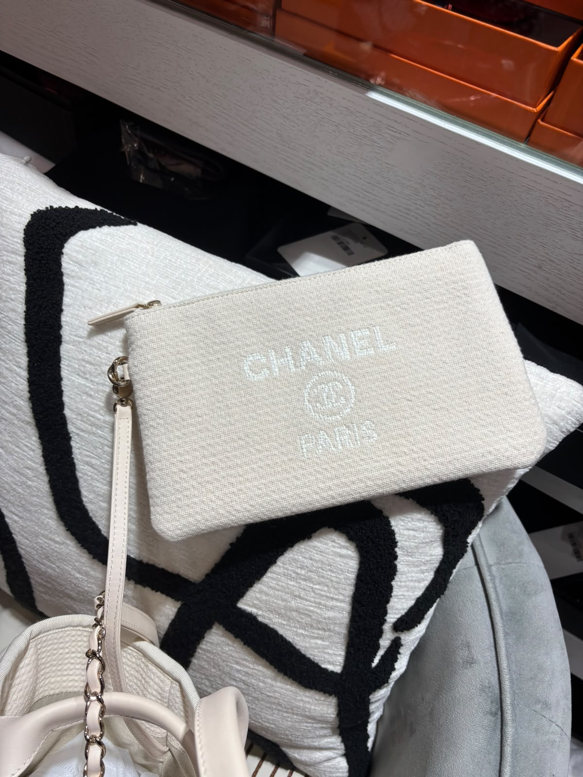 CHANEL Deauville Medium tote bag  100%Authentic,98%new ✅chip✅pouch  ✅dust bag 