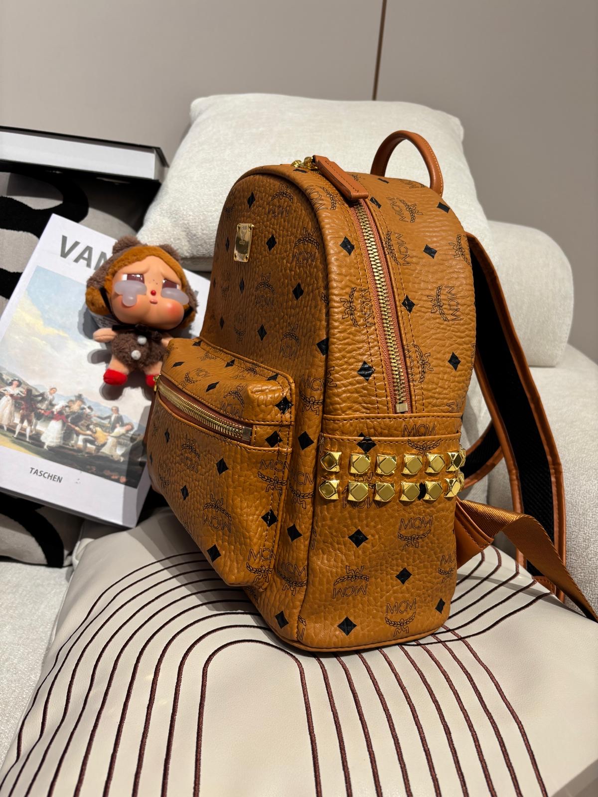 MCM Backpack Visetos 系列 Stark 側鉚釘牛皮後背包 100%Authentic, 98%New ✅Dust bag