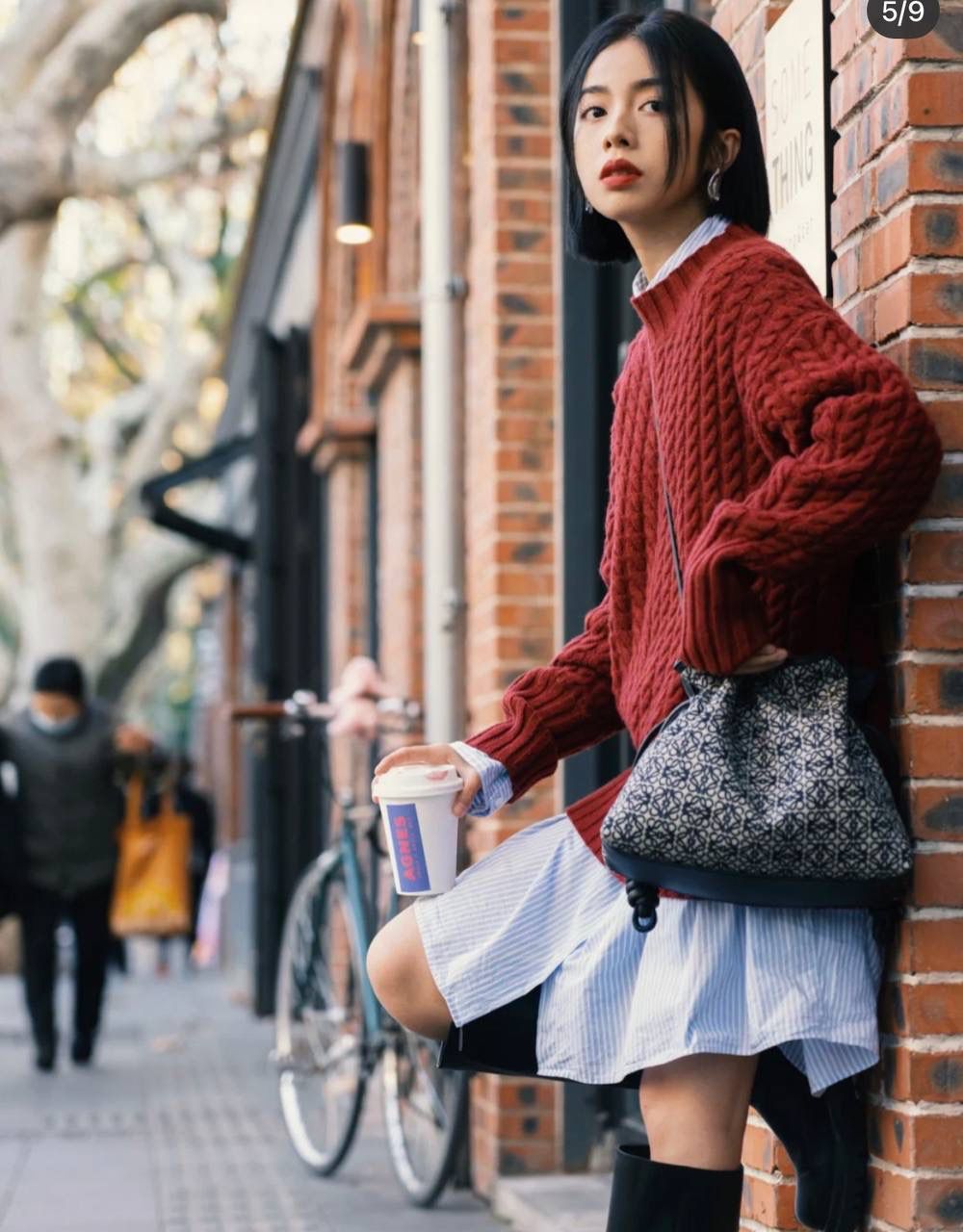 Flamenco clutch-NEW ┈┈┈୨୧┈┈┈ ✦中号✦ ❤️flamenco clutch bag可手拿亦可优雅斜挎 云朵般温暖亦轻盈的造型如此简单，💯耐看💯不会out的款式！ ❤️包袋采用进口小牛皮和提花帆布制成，手感如羊皮般细腻柔软，却比羊皮更加结实耐用，肩背、斜挎或手拿，🉑拆卸🉑调节长度。经典Anagram图案，人字纹棉质衬里。 ❤️ 采用拉绳收紧，品牌标志性绳结设计，收紧袋口就是小福袋造型，超Q，看着不大实际超会装😇 中号尺寸：30-24.5-10.5cm 编码：052028 迷你尺寸：22.5-18-9cm 编码：052030