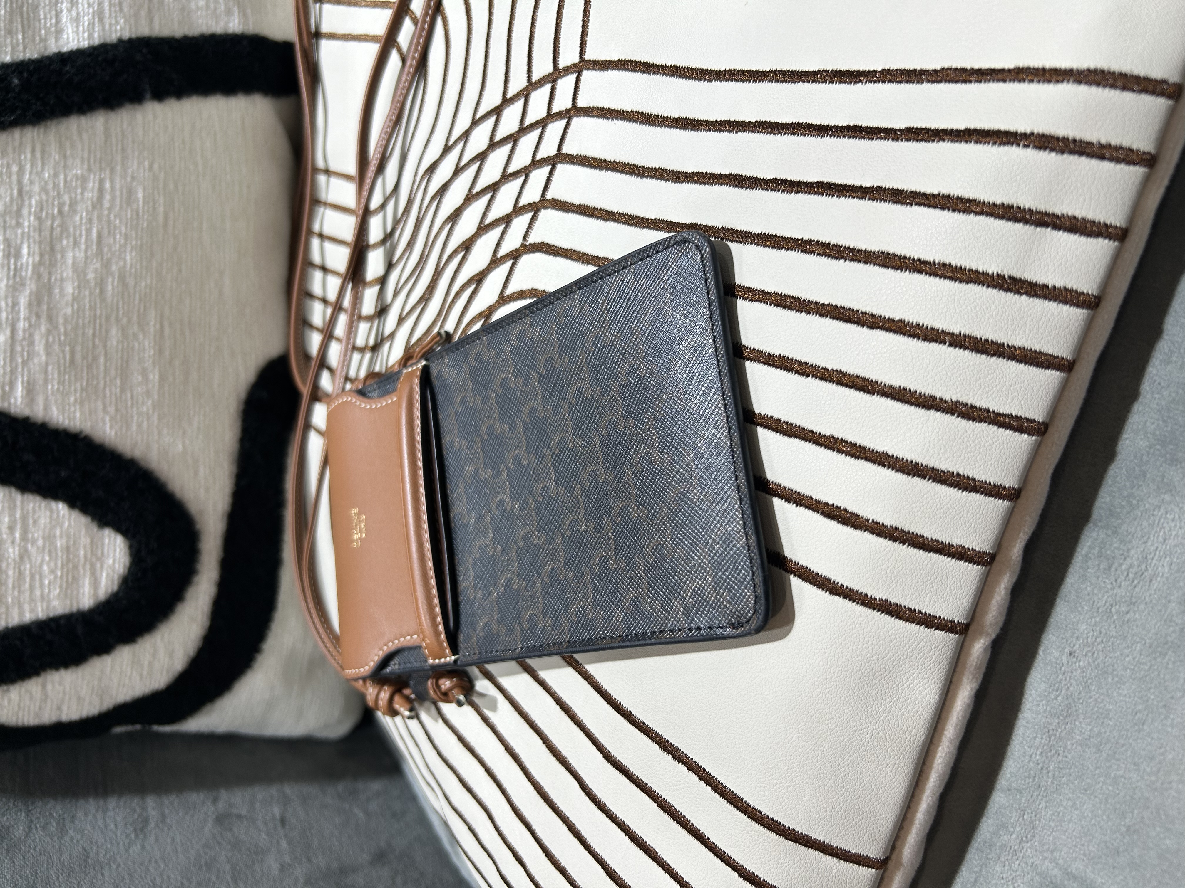 Celine triomphe Phone Crossbody Bag 100%Authentic, 95%new 