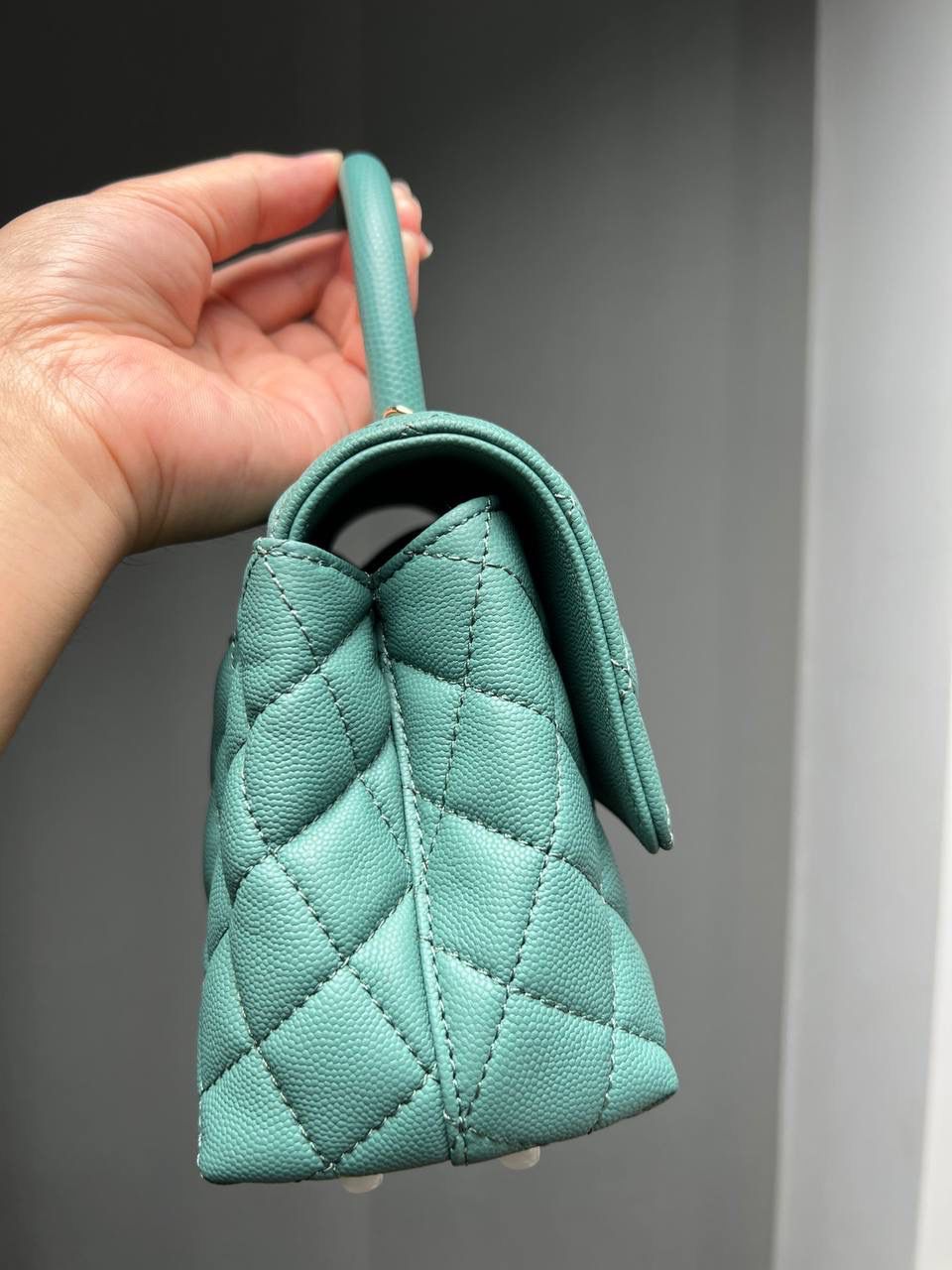 新coco handle小号绿色荔枝纹💞👜 和CF一个渠道的尾单货，拿过的都不用多介绍啦！新款驾到！独家渠道货！ 尺寸:14 X 24 X 10cm