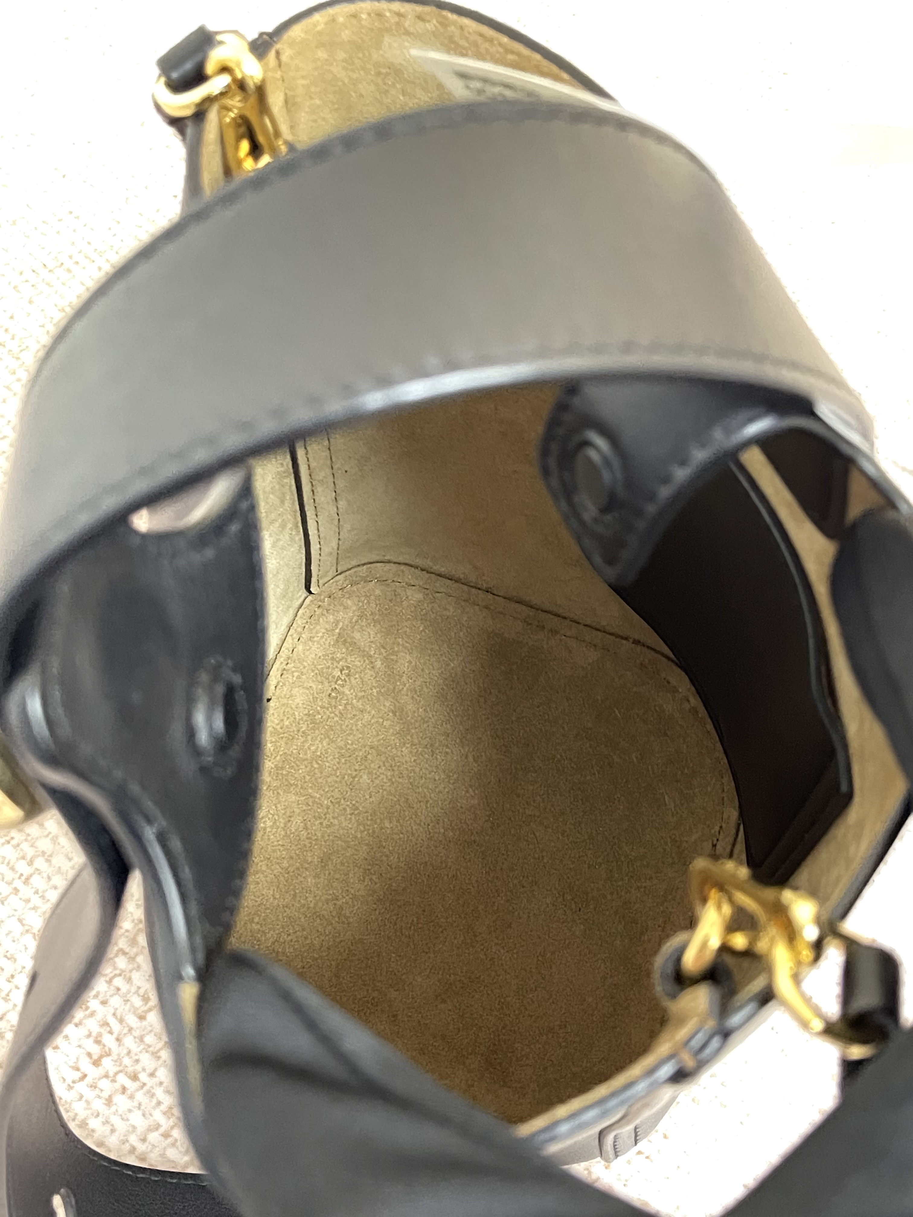 Pre-owned Loewe Pebble/ Product Code: 26032501