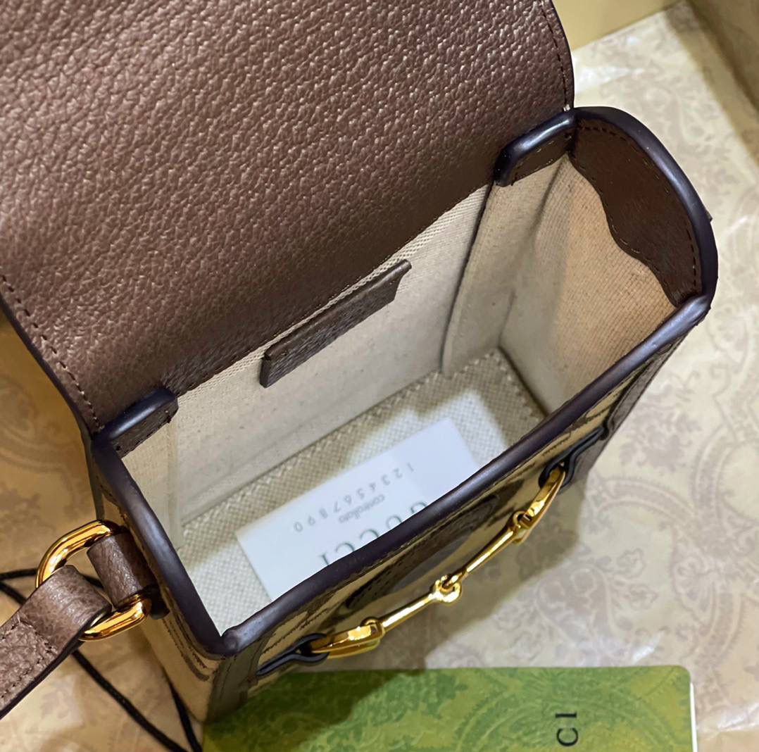 ✈️✈️✈️ 𝗛𝗼𝗿𝘀𝗲𝗯𝗶𝘁 1955 手机包🔥 # ▫️型号：625615 ▫️尺寸：17*11.5*4cm 🗯1955马衔扣热度依旧不减～潮流代代更新，小巧玲珑的长方形盒子手机包，包型硬挺 正面装饰马衔扣，肩带可调节.简单精致 容量刚好放下手机以为还可以满足你出门的小物件、爱了😘758690