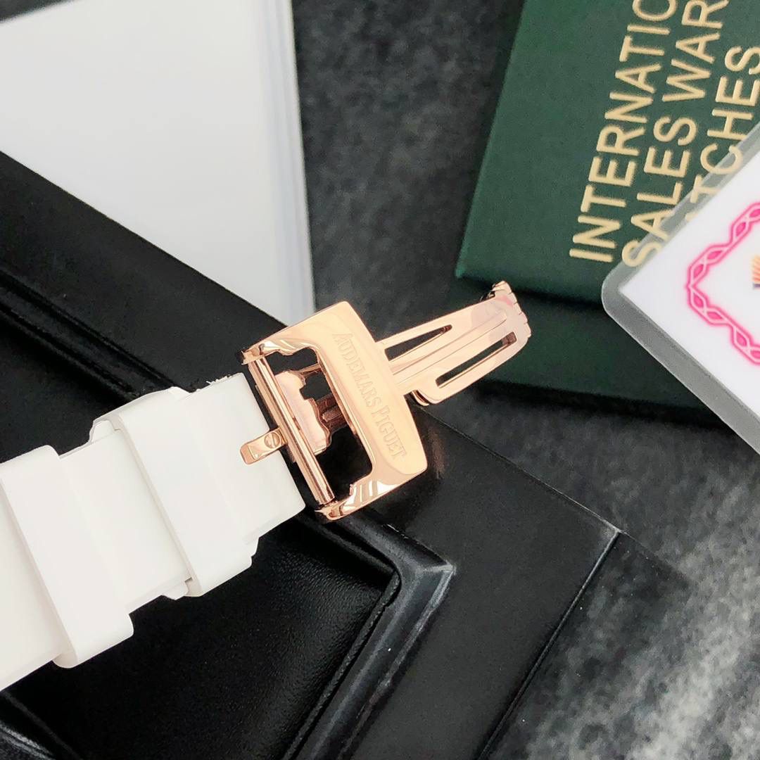 全网女神看过来😍😍这款爱彼女表才是最具有性价比的… 爱彼皇家橡树系列型号67601石英腕表，皇家橡树系列独有的八角形外观还拥有爱彼独特的设计风格也将女士优雅风格融入其中，深受女明星们的爱戴，即使只有33毫米的小尺寸，也将爱彼独有的纯净美感与刚毅线条展现的淋漓尽致💝💖💘而镶满钻石的表圈也为佩戴的女士增添了更多的柔美。（32颗1.6明亮式切割美钻，总重约0.65克拉）巴蒂镶嵌一枚半透明凸面蓝宝石，搭载瑞士进口石英机芯，拥有实用的日历显示功能，女士们佩戴起来不会显得沉重 ，配专柜最新全套包装发货！这种货一般数量不是很多哦