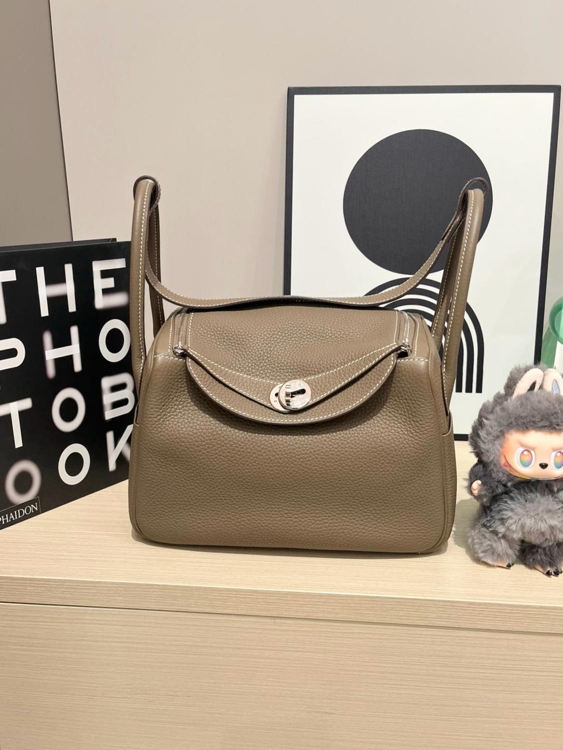 Hermes Lindy 26 Stamp D Etoupe 大象灰銀扣100%Authentic, 98%New ✅Dust bag✅Raincoat✅Box