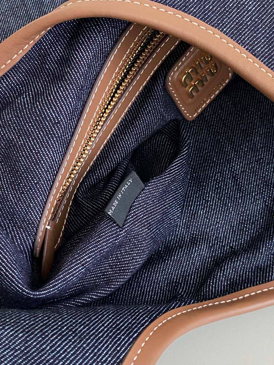 🈶牛仔蓝 𝗠𝗶𝘂𝗠𝗶𝘂托特 爱上miu的快乐 就是不断创新 不断惊喜 造型从纯色到拼皮再到帆布 每一版都能打 能爆，真的杀疯了 35×40cm #F0110m