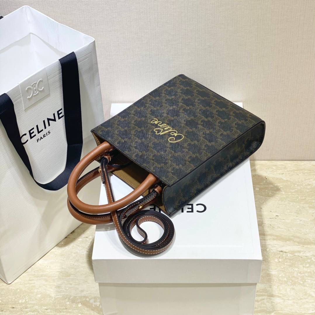 🔥大货实拍图 𝗖𝗘𝗟𝗜𝗡𝗘 ♥ 𝗧𝗥𝗜𝗢𝗠𝗣𝗛𝗘 𝗖𝗔𝗕𝗔𝗦 𝗧𝗢𝗧𝗘 𝙘𝙚𝙡𝙞𝙣𝙚的爱心𝙡𝙤𝙜𝙤也太会了吧！直接俘虏我！实在是太会抢钱了！托特包的天花板🥇 型号：194372 尺寸：17*21*4cm