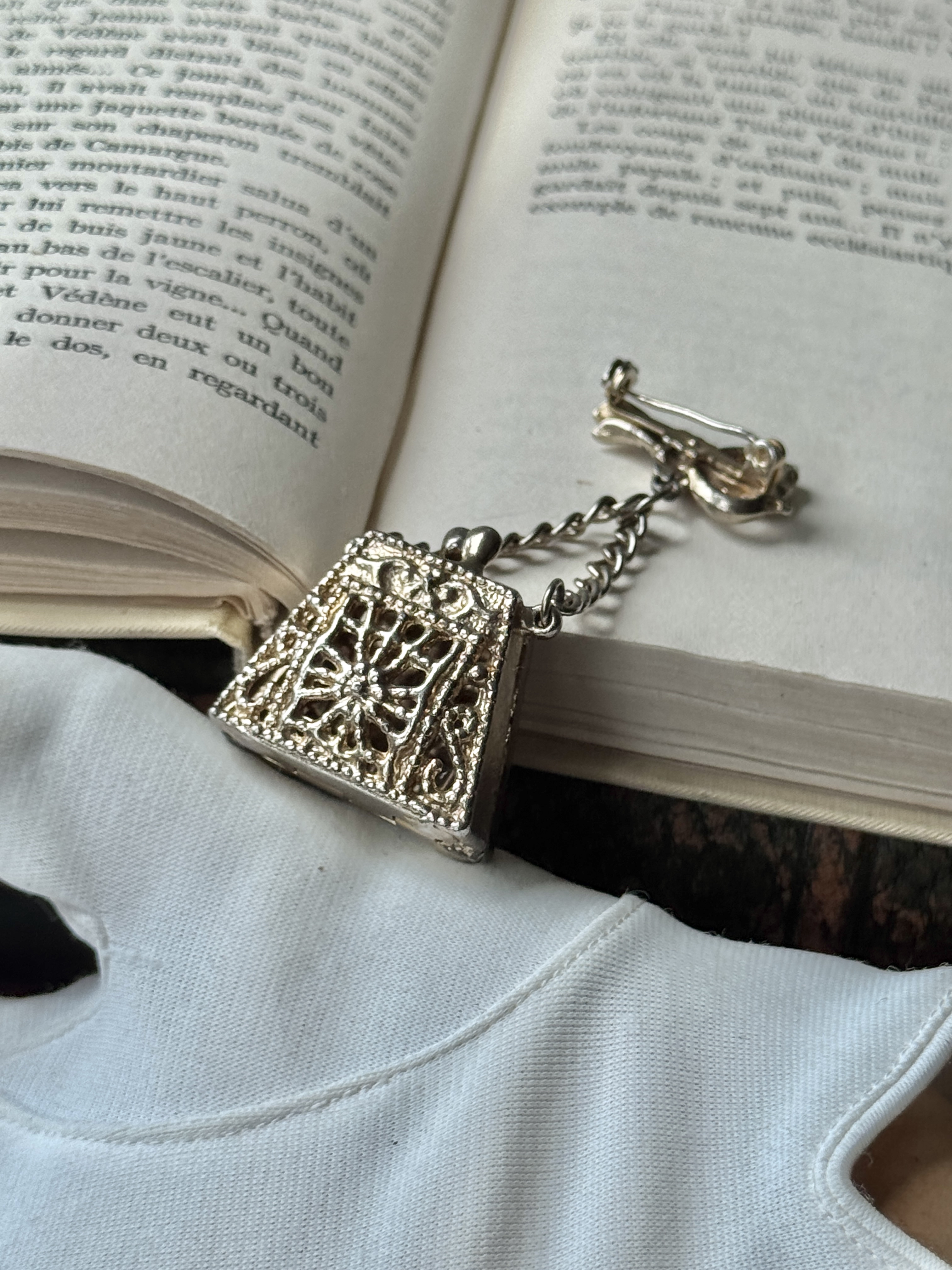 Vintage Rhinestone Embellished Miniature "Kisslock Purse" Brooch (MT2590)