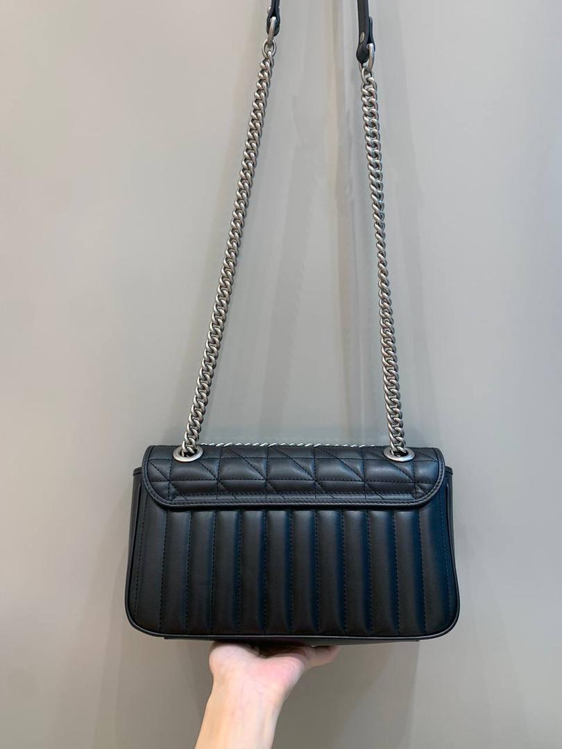 新背景实拍正品级 。几何系列黑色26cm‼️ 公认最百搭的黑色，无论什么，黑色都是可以闭眼入不踩雷的颜色，新花样新感觉，搭配银色五金也是绝配，棱格饱满度绝对很加分‼️ 型号443497；尺寸26/15/7cm