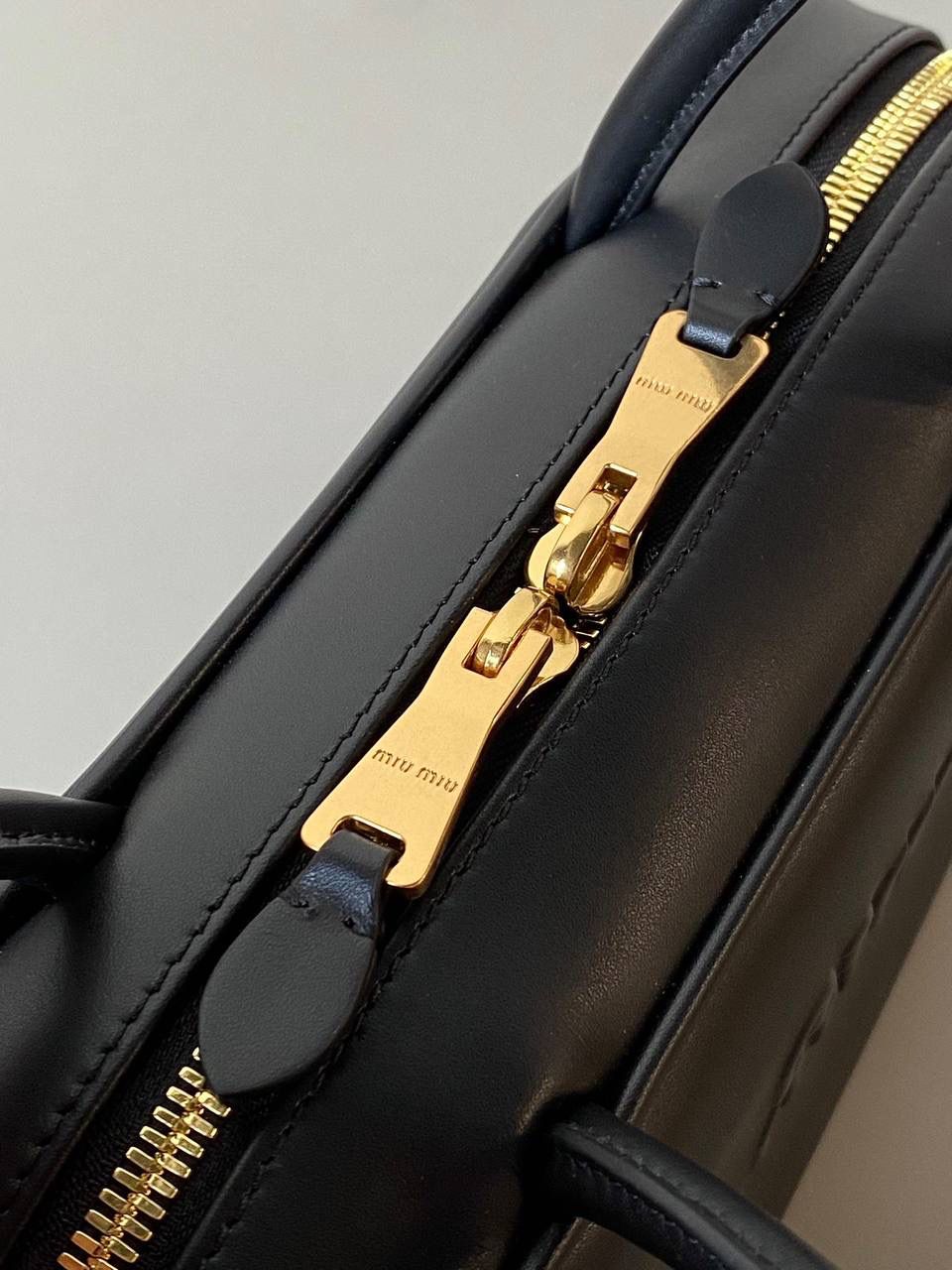 🈶黑色 | 小号 𝗠𝗶𝘂𝗠𝗶𝘂公文包，大爆款 谁懂啊！小号也太好背了 今年九月份新推出的新尺寸❗️小个子的大福音哇！ 大号hold不住的姐妹，这个号就非常合适了！ 手拎肩背都刚刚好，小巧又不压个子 小号：18×30×9cm #F0020m 大号：23x34x10cm