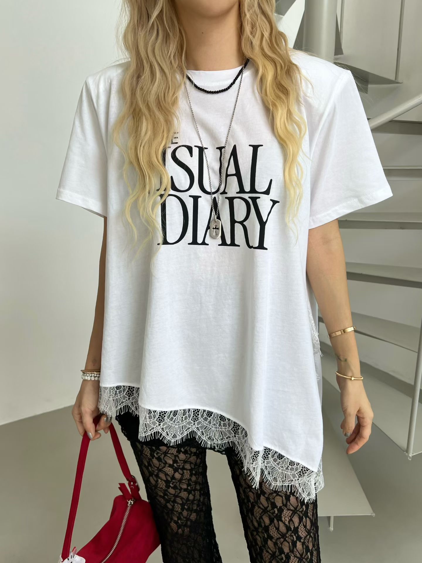 Lace 斜腳字母Tee
