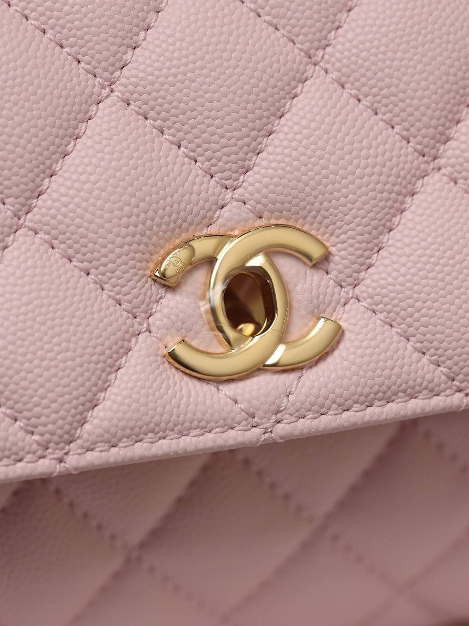 新coco handle小号粉色荔枝纹💞👜 已出货！和CF一个渠道的尾单货，拿过的都不用多介绍啦！新款驾到！独家渠道货！ 尺寸:14 X 24 X 10cm