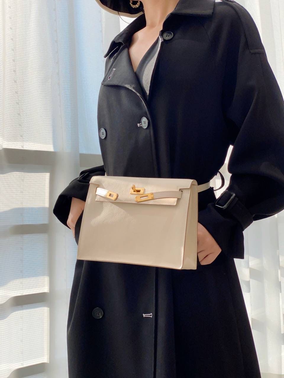 『奶昔白·金』 ‘’Kᴇʟʟʏ ᴅᴀɴsᴇ • Evercolor 🎀 时尚圈就是一个圆！ 最厉害的就是六种背法： 斜背、侧背、肩背、腰包、背包、手包 集美们一定要安排起来‼️ 22Cm