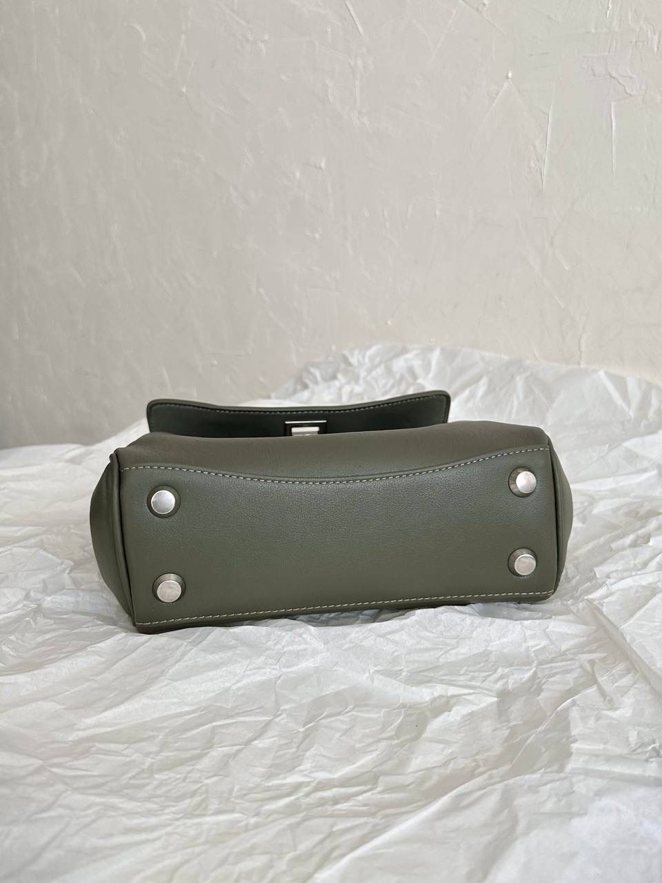 ba1enciaga rodeo mini 军绿色🪖 哒哒哒，mini也来咯 看完正常size的rodeo再来看mini 真的是除了可爱还是可爱 这种尺寸就不挑身高了 每个人背出来都是萌萌哒哈哈哈 而且男生女生都能背，不挑性别～ 这只包的皮一定不能硬，也不能太软太亮 mini：23×17×9cm795456m