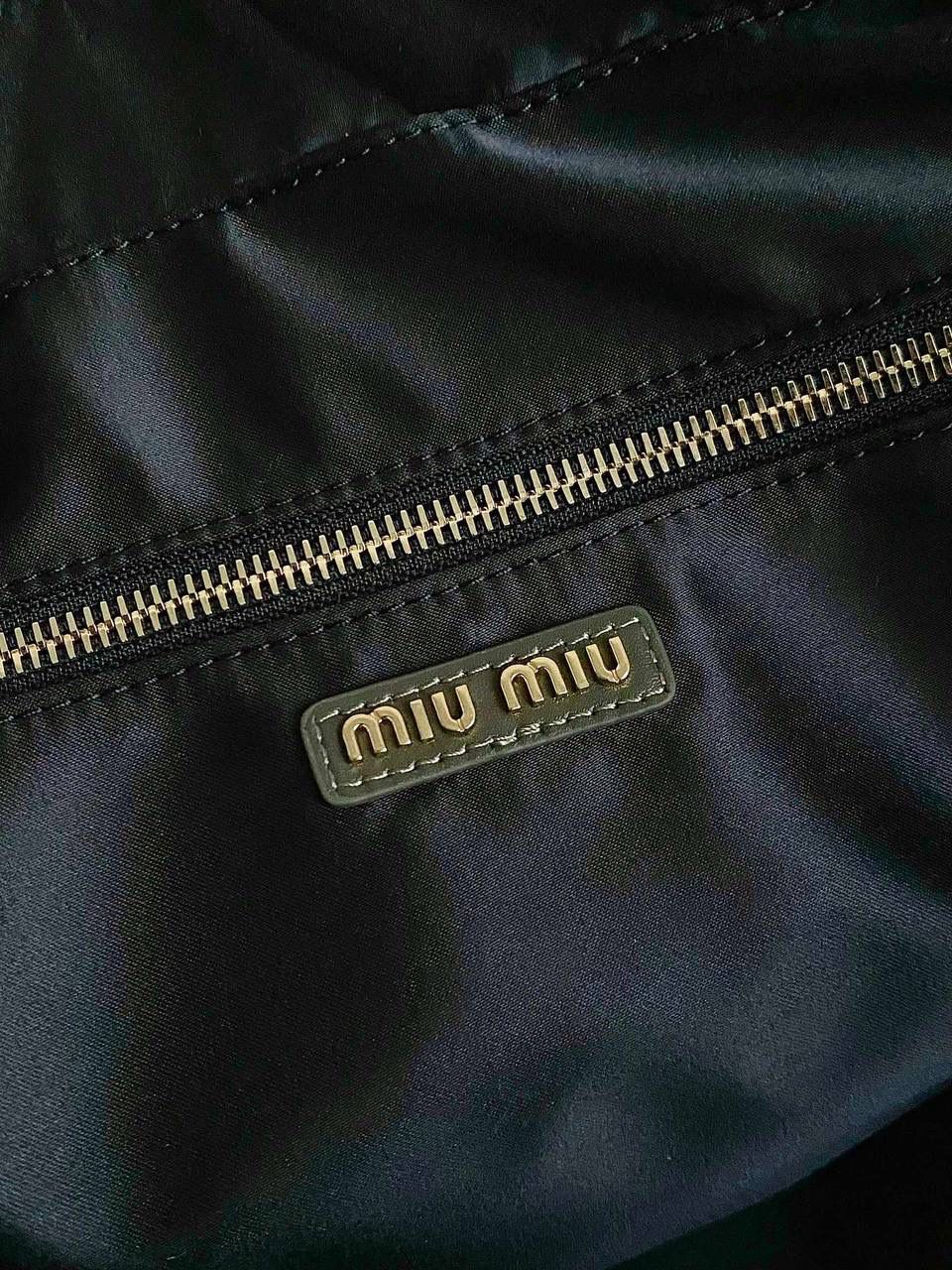 🈶橄榄绿| 肩带款 𝗠𝗶𝘂𝗠𝗶𝘂23秋冬公文包 比经典老款多了一条长肩带 斜挎手拎更加实用，直接翻红啦！！ 看似一样，实际尺寸上有轻微小改 但差异不大，整体也比老款要薄一点 斜挎起来更有轻盈感，不会显得太笨重 近两年miu水涨船高，爆款制造机 出什么火什么，杀疯了已经，都去冲 一整个甜酷少女感路线，赢麻了！！ 23×34×10cm，#F0020m